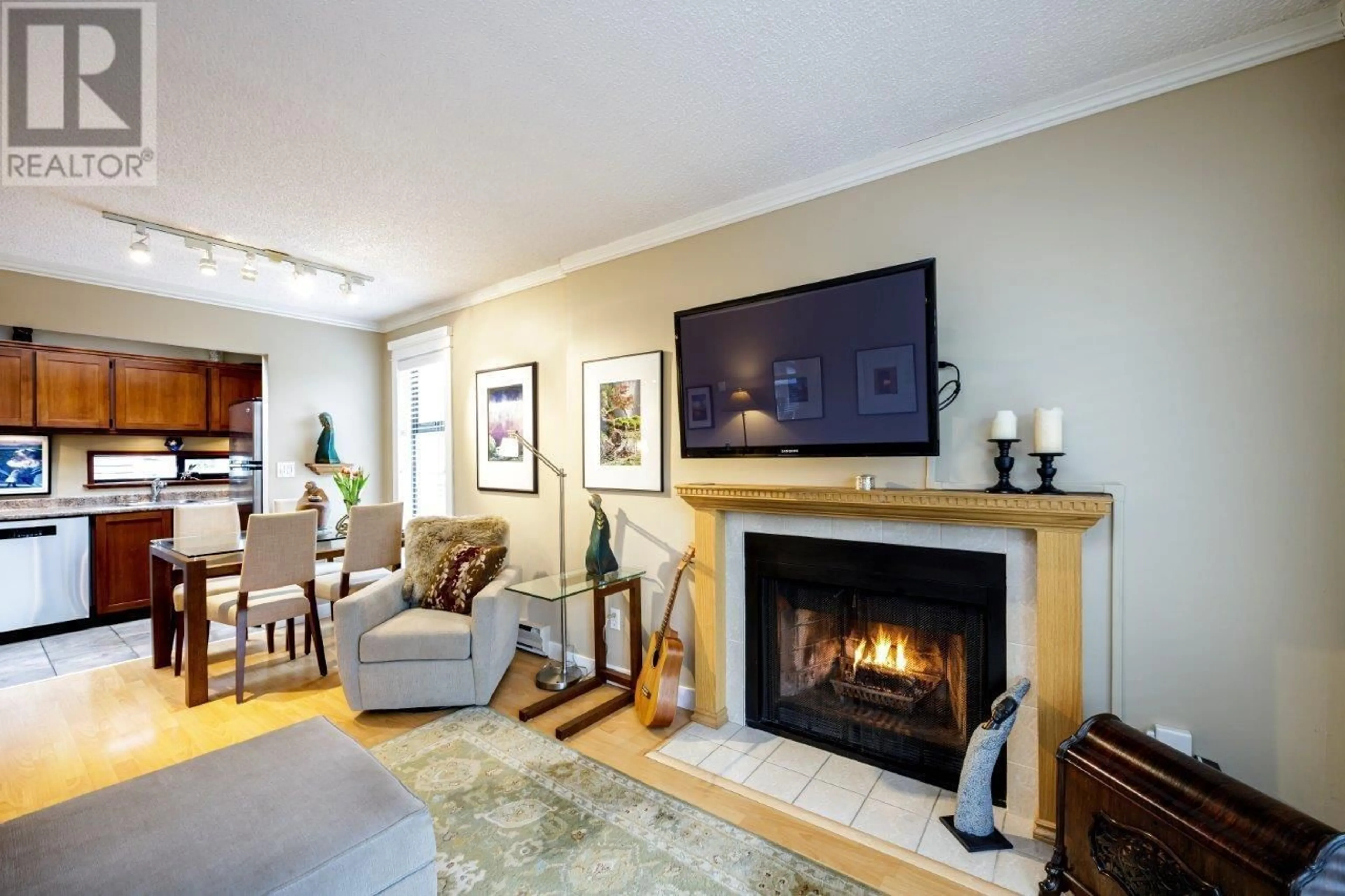 Living room with furniture, wood/laminate floor for 402 674 W 17TH AVENUE, Vancouver British Columbia V5Z1T8