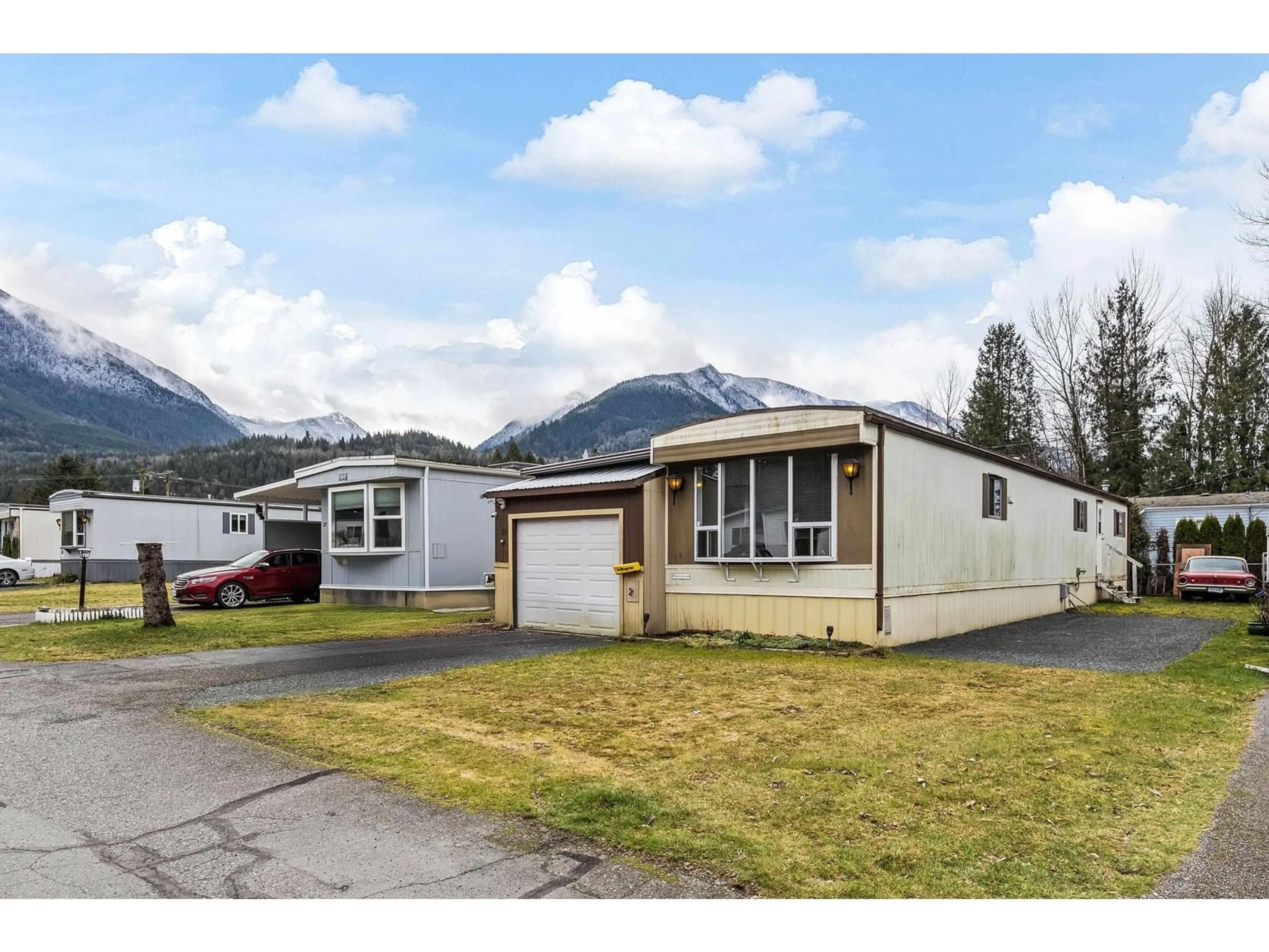 Home with vinyl exterior material, mountain view for 36 - 46484 CHILLIWACK LAKE ROAD, Chilliwack British Columbia V2R3R8