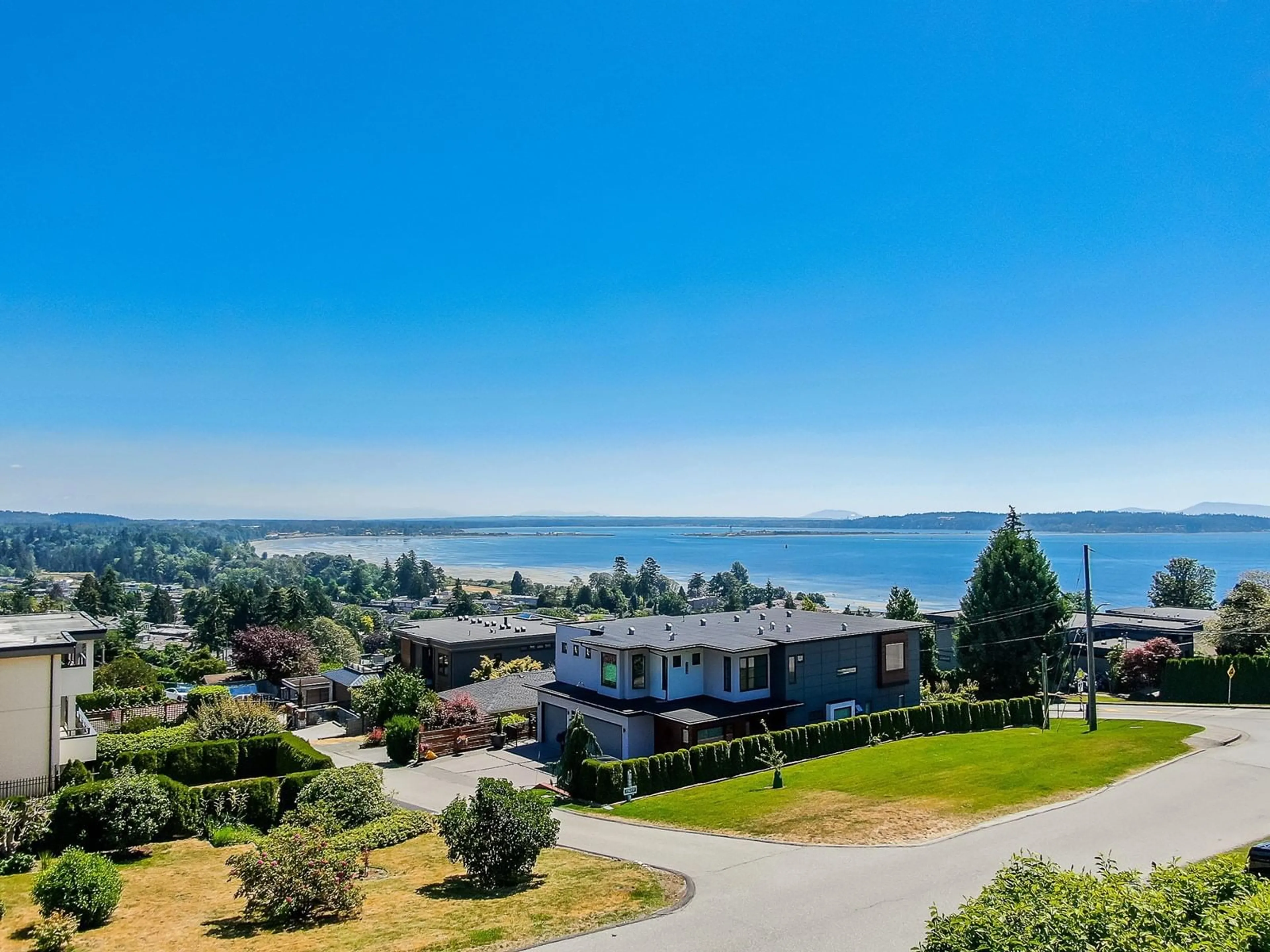 A pic from outside/outdoor area/front of a property/back of a property/a pic from drone, water/lake/river/ocean view for 1085 BALSAM, White Rock British Columbia V4B4J4