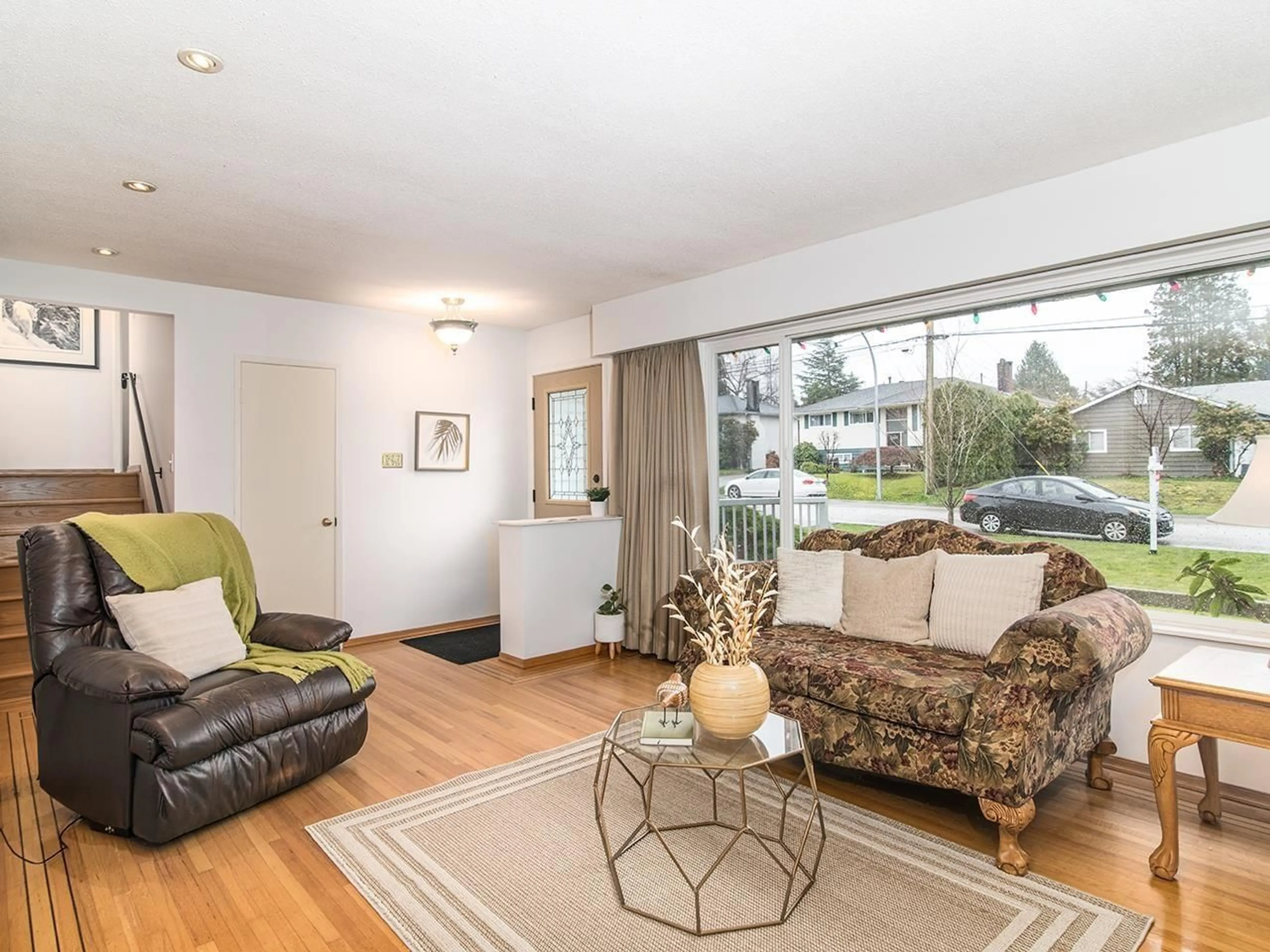 Living room with furniture, wood/laminate floor for 11423 94, Delta British Columbia V4C3R3