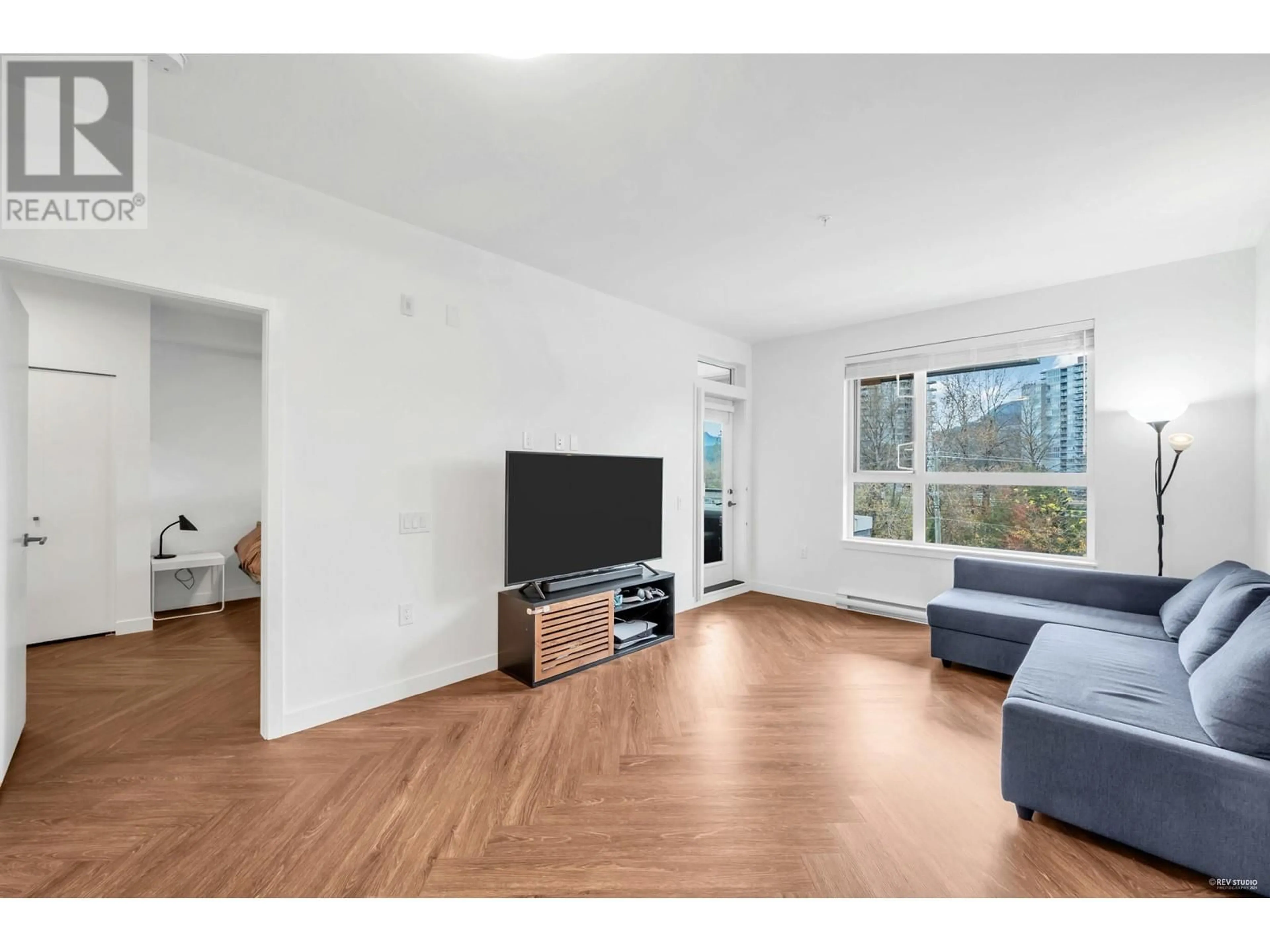 Living room with furniture, unknown for 411 - 3229 ST JOHNS STREET, Port Moody British Columbia V3H0M4