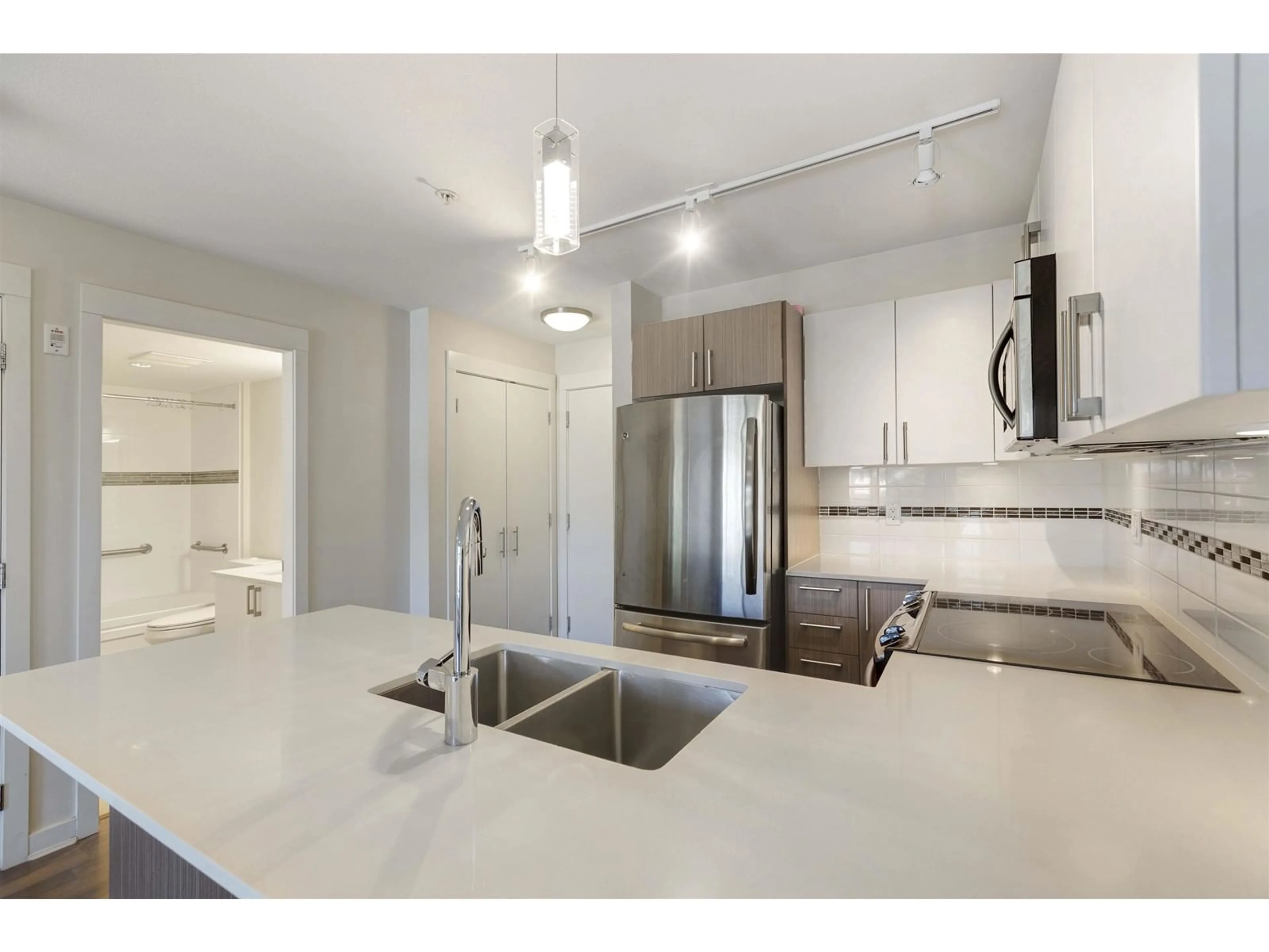 Open concept kitchen, ceramic/tile floor for 202 8733 160 STREET, Surrey British Columbia V4N1G4