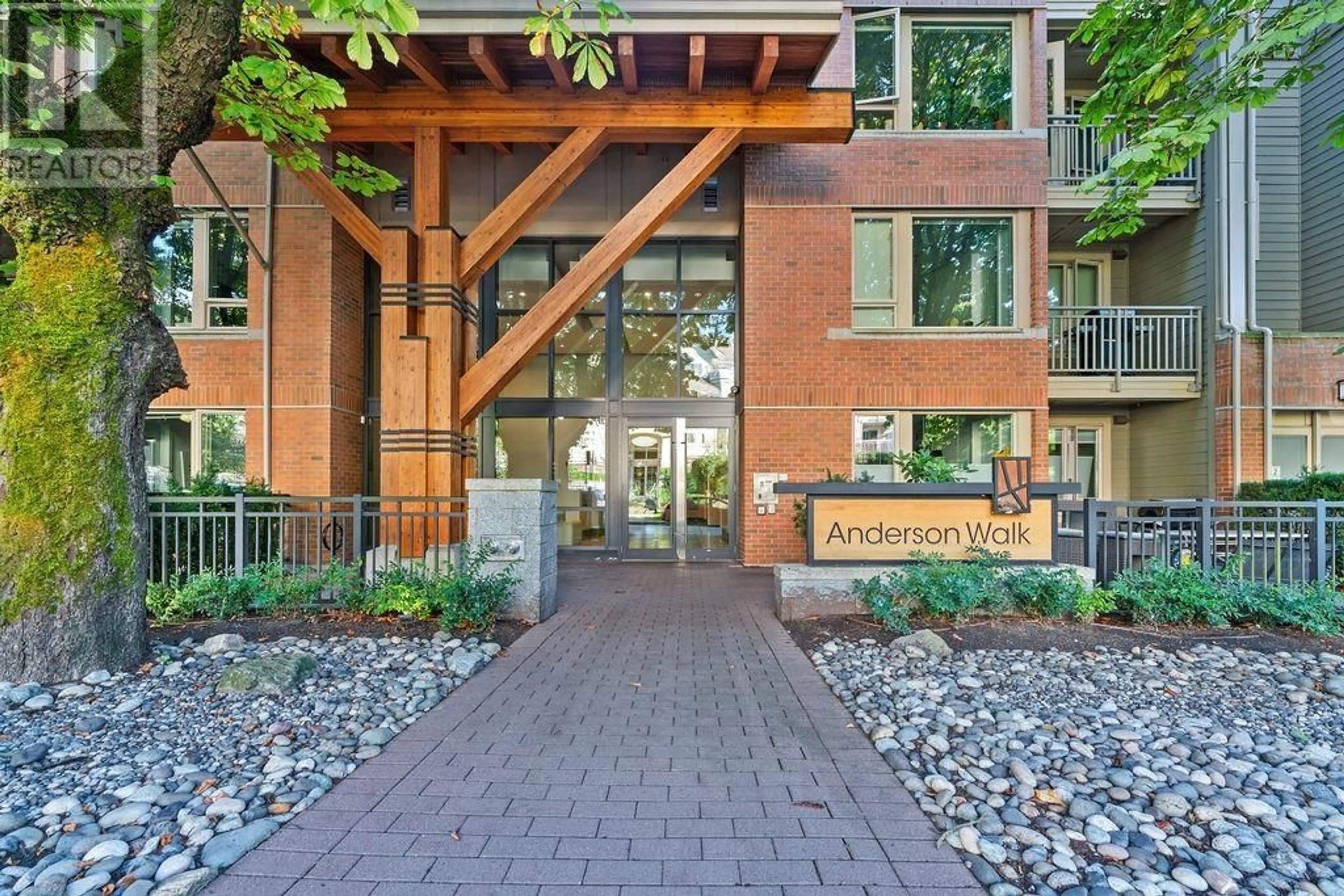 Indoor entryway for 527 119 W 22ND STREET, North Vancouver British Columbia V7M0B4