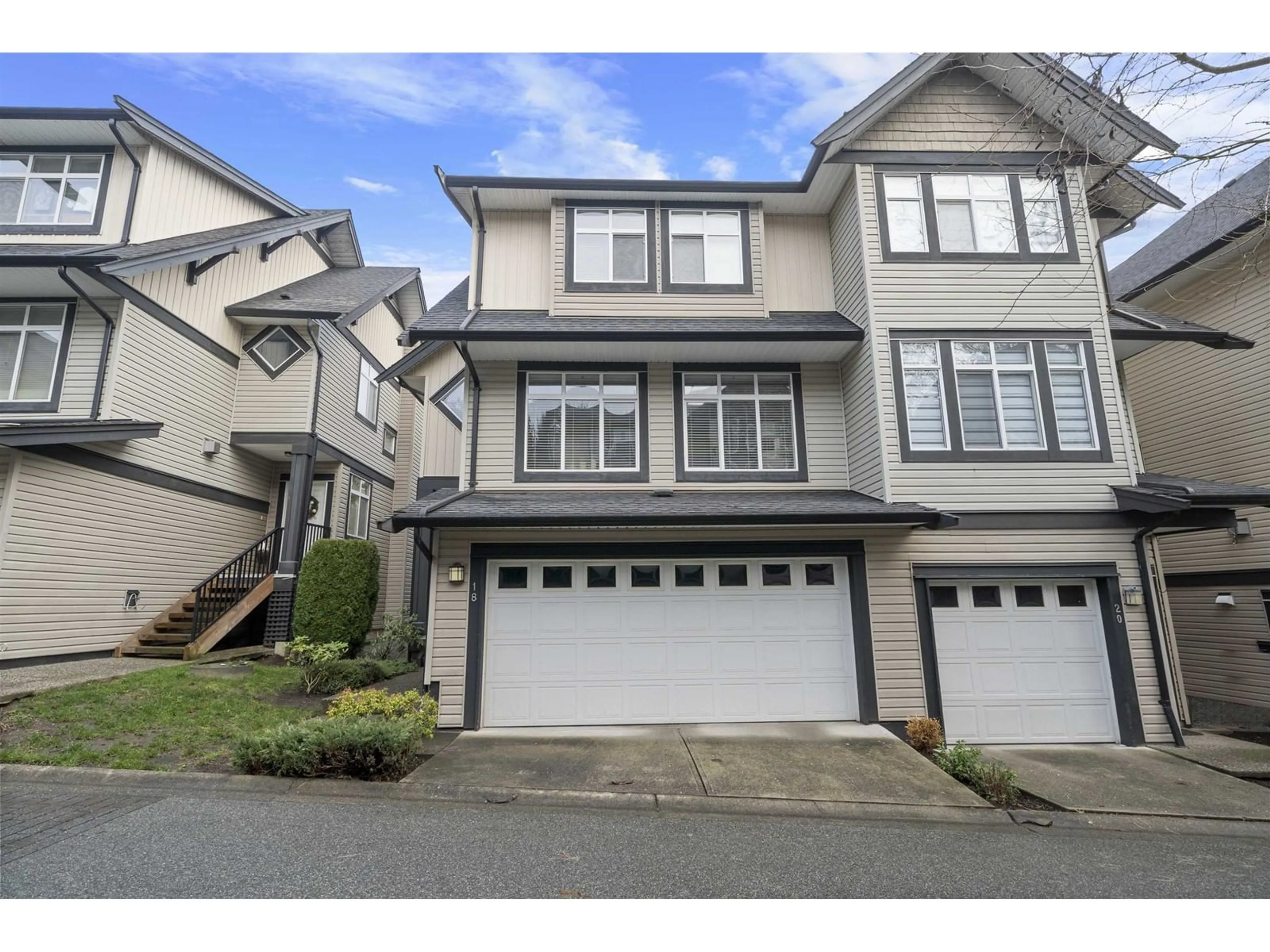 Home with vinyl exterior material, street for 18 19932 70 AVENUE, Langley British Columbia V2Y3C6