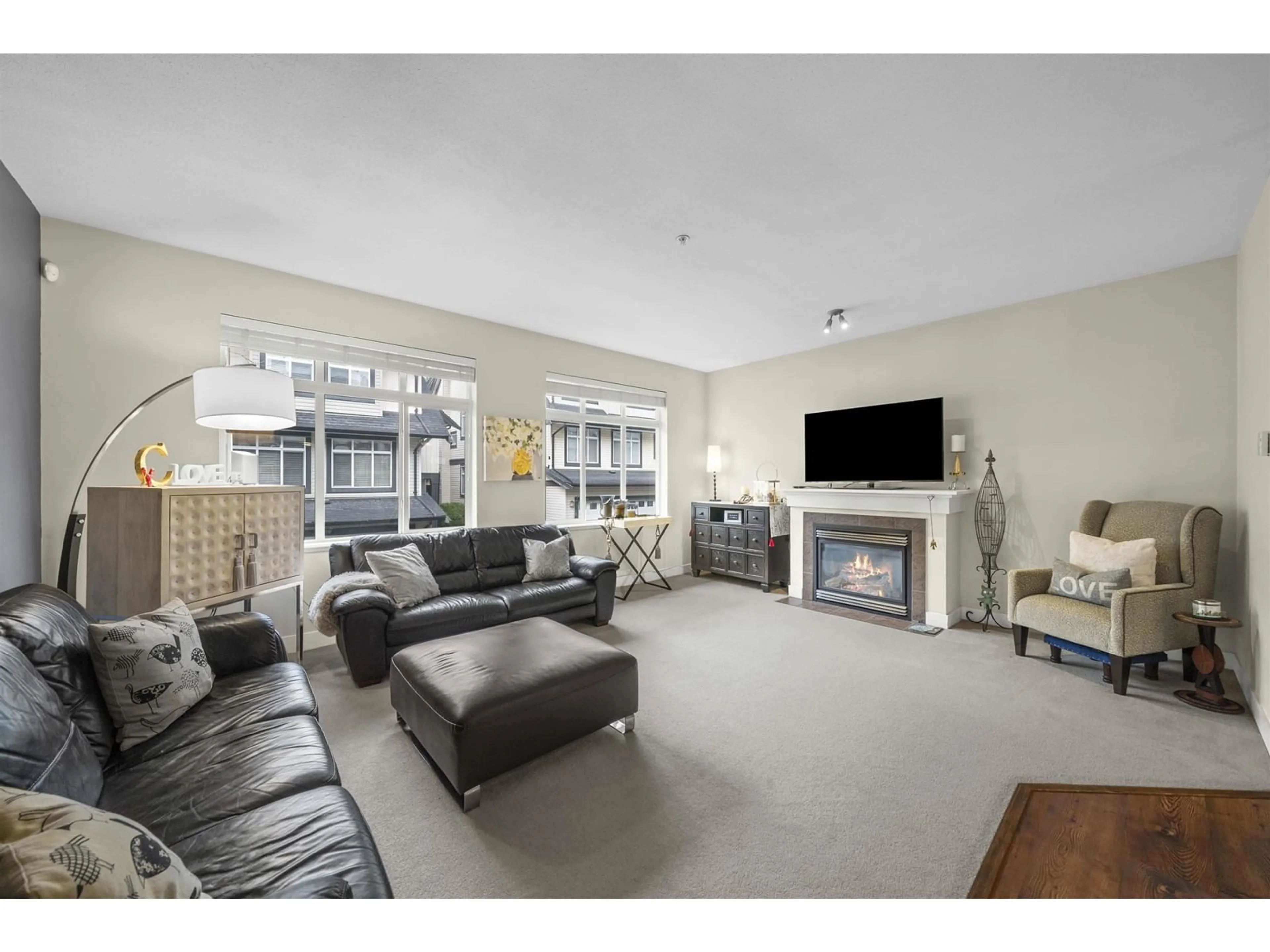 Living room with furniture, unknown for 18 19932 70 AVENUE, Langley British Columbia V2Y3C6