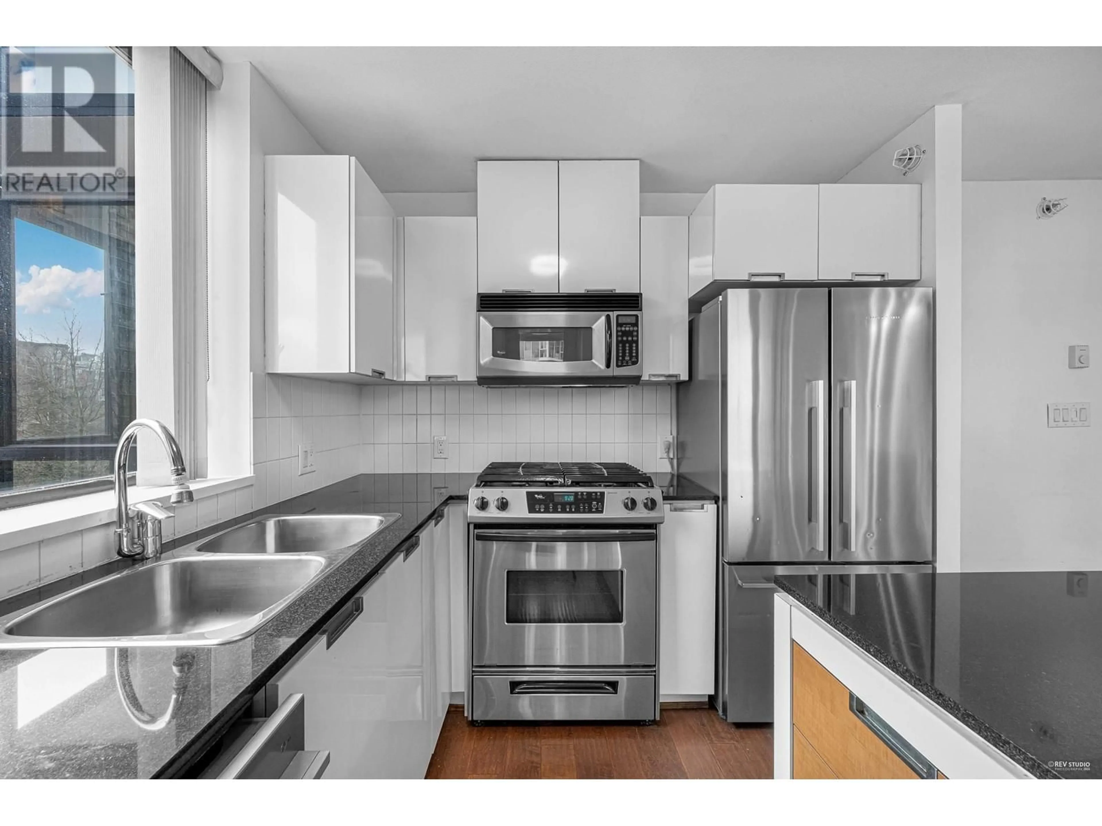 Standard kitchen, wood/laminate floor for 605 151 W 2ND STREET, North Vancouver British Columbia V7M3P1