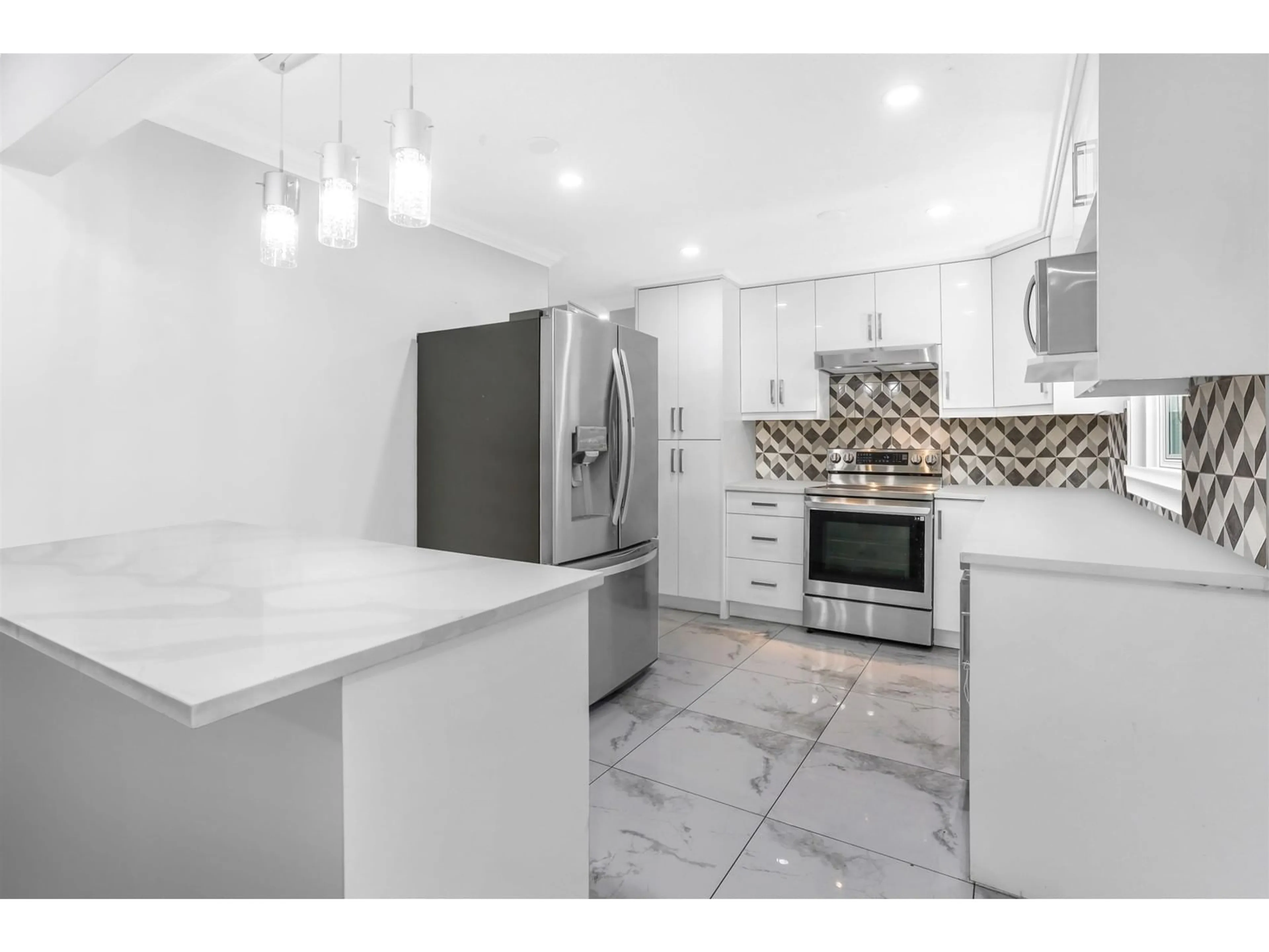Open concept kitchen, ceramic/tile floor for 7463 TODD, Surrey British Columbia V3W7N5