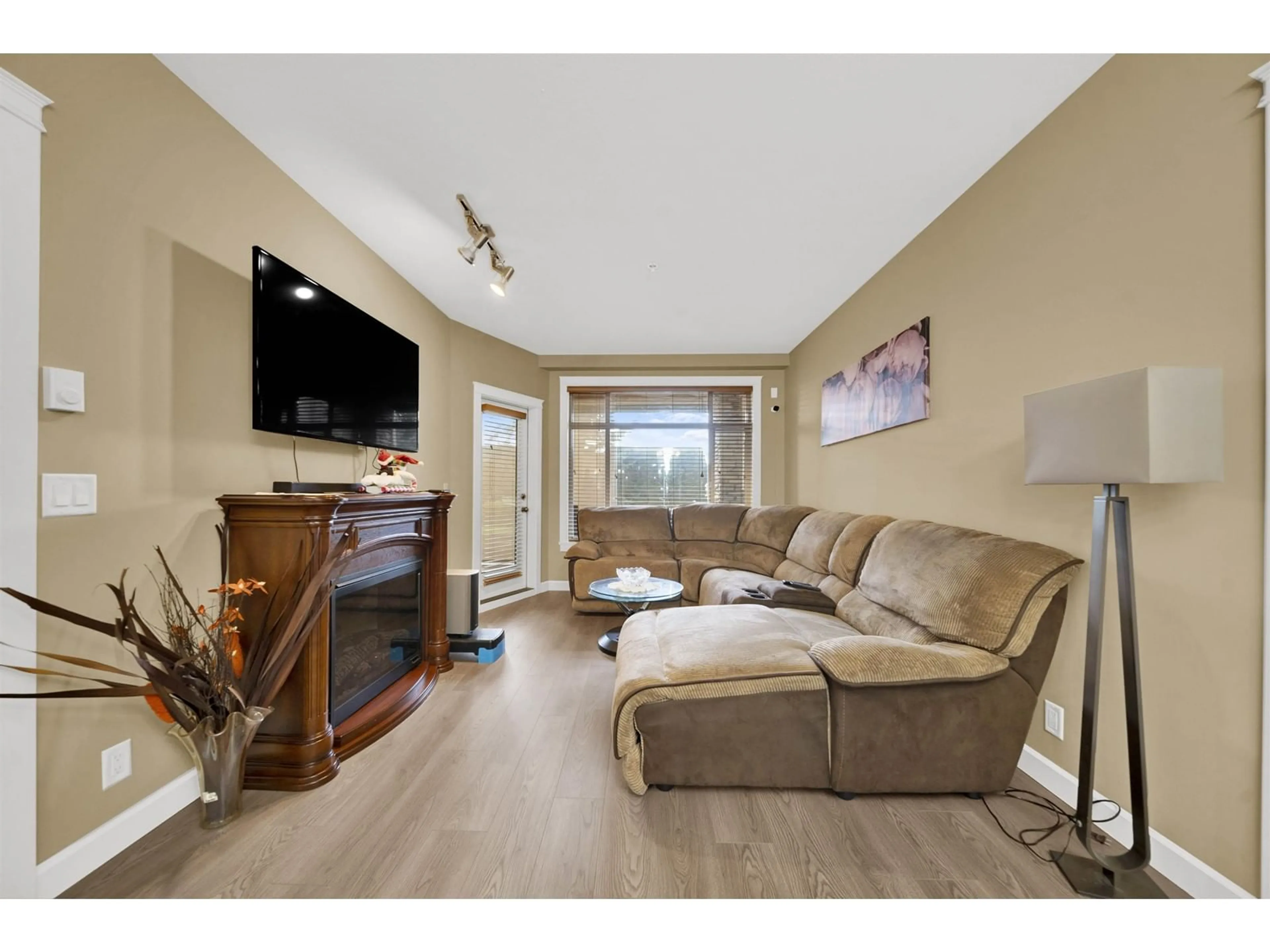 Living room with furniture, wood/laminate floor for 111 - 8067 207, Langley British Columbia V2Y0N9