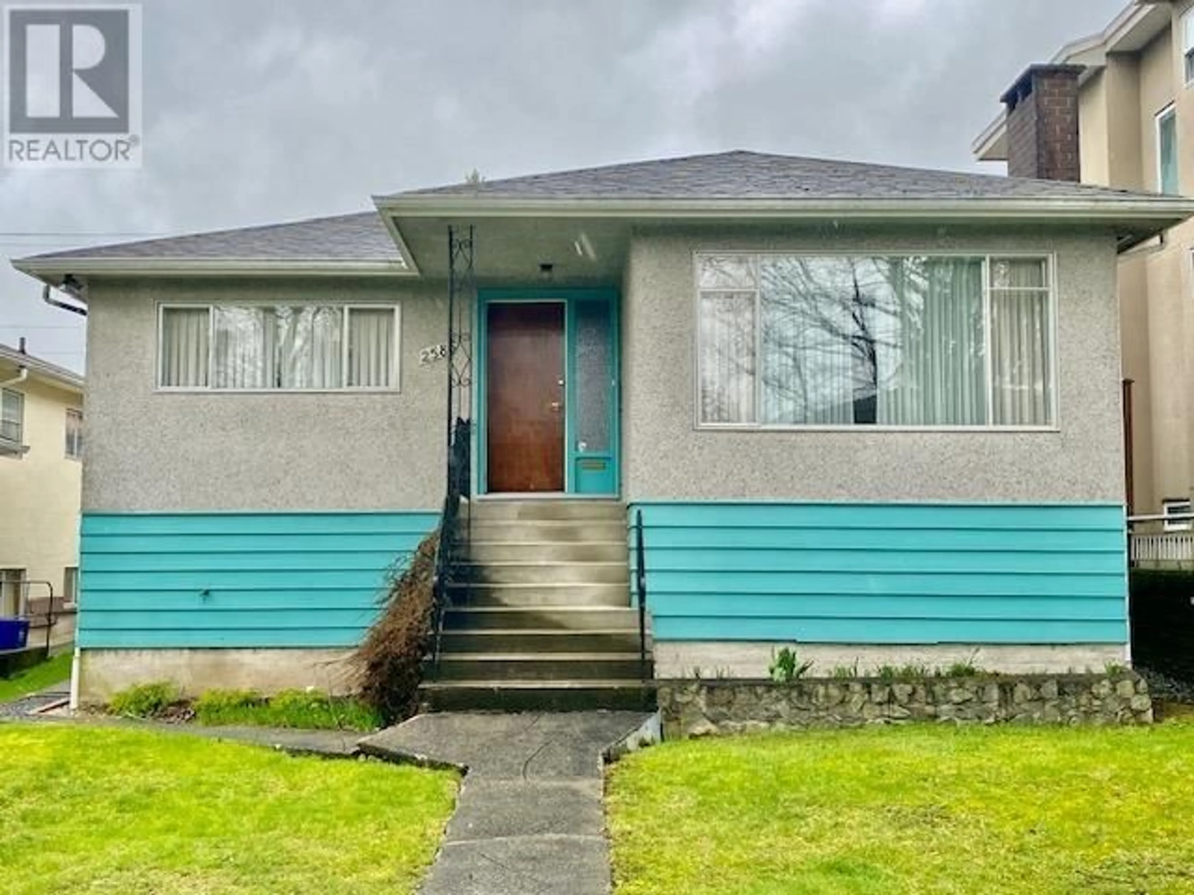 Home with vinyl exterior material, street for 2586 E 23 AVENUE, Vancouver British Columbia V5R1A4