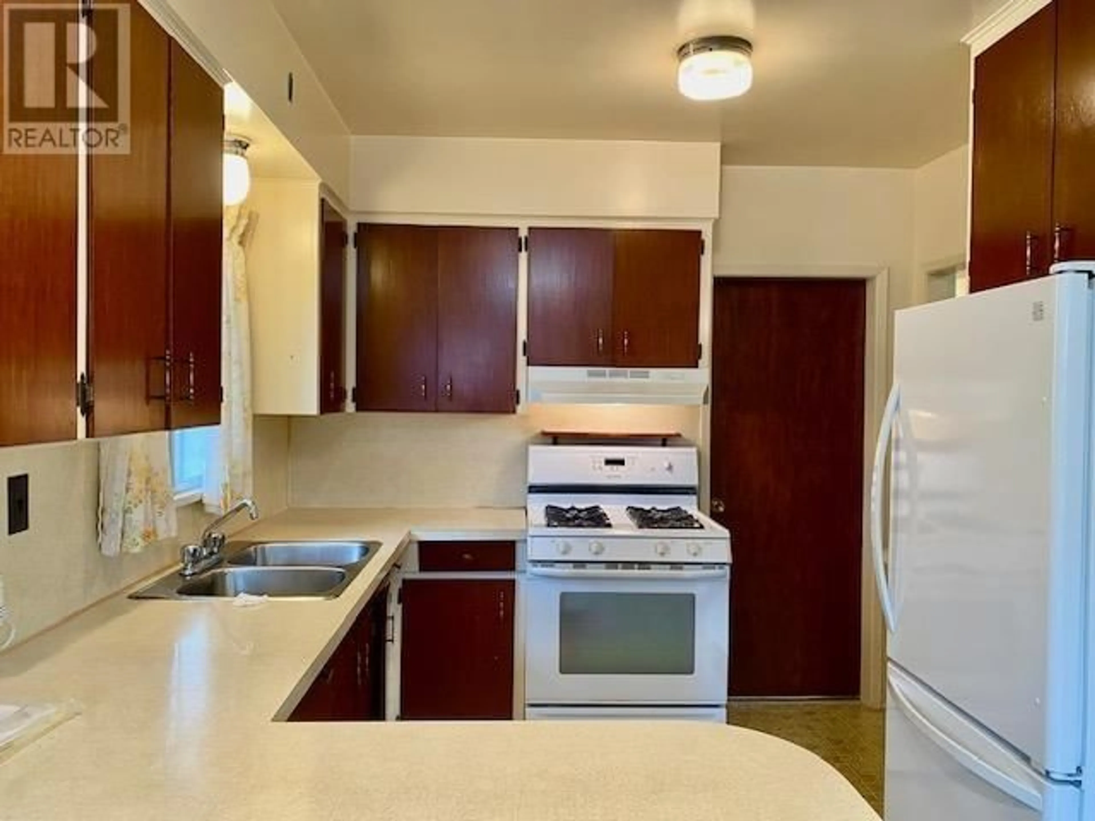 Standard kitchen, unknown for 2586 E 23 AVENUE, Vancouver British Columbia V5R1A4