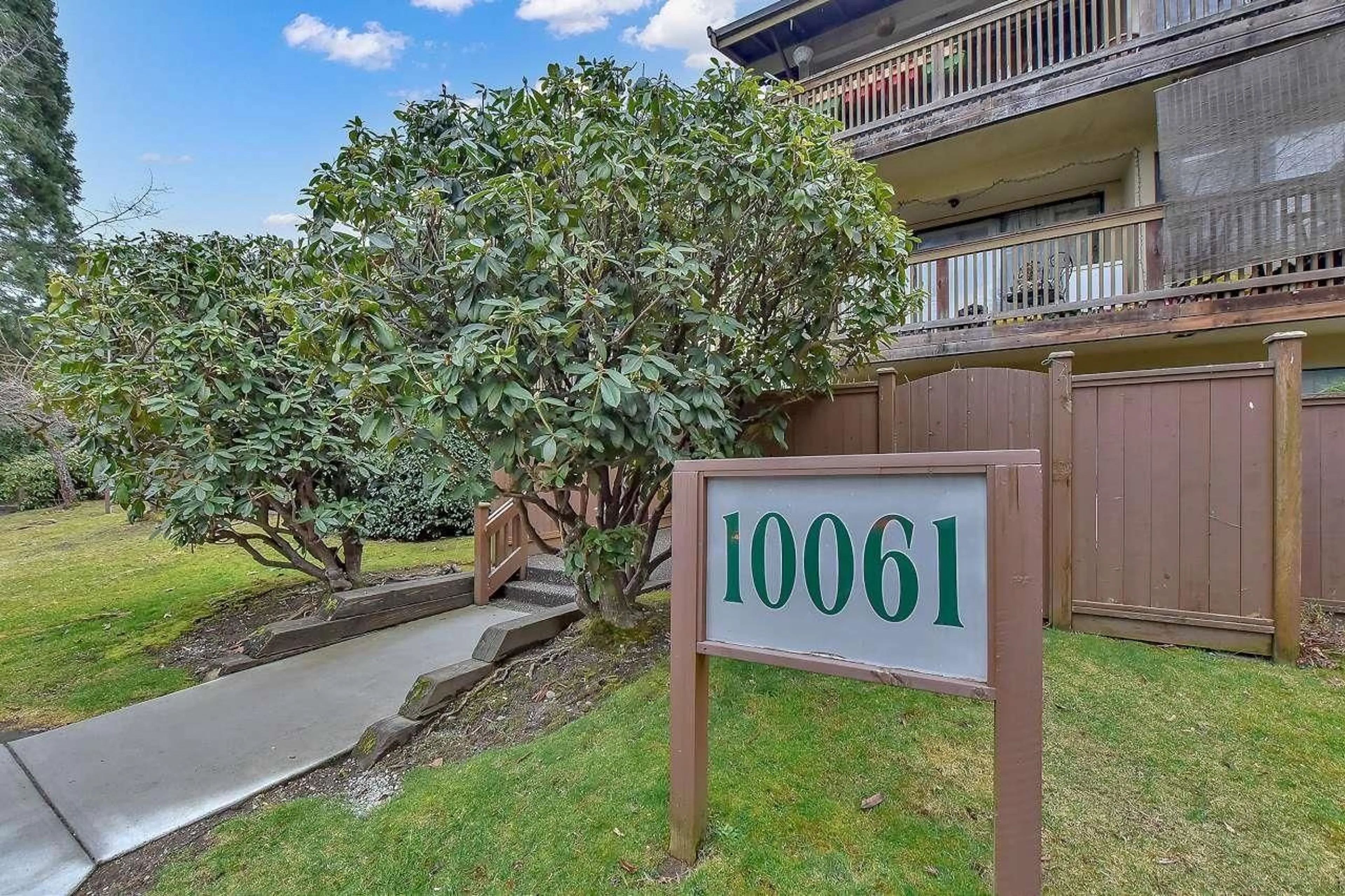 Patio, street for 201 - 10061 150, Surrey British Columbia V3R4A7