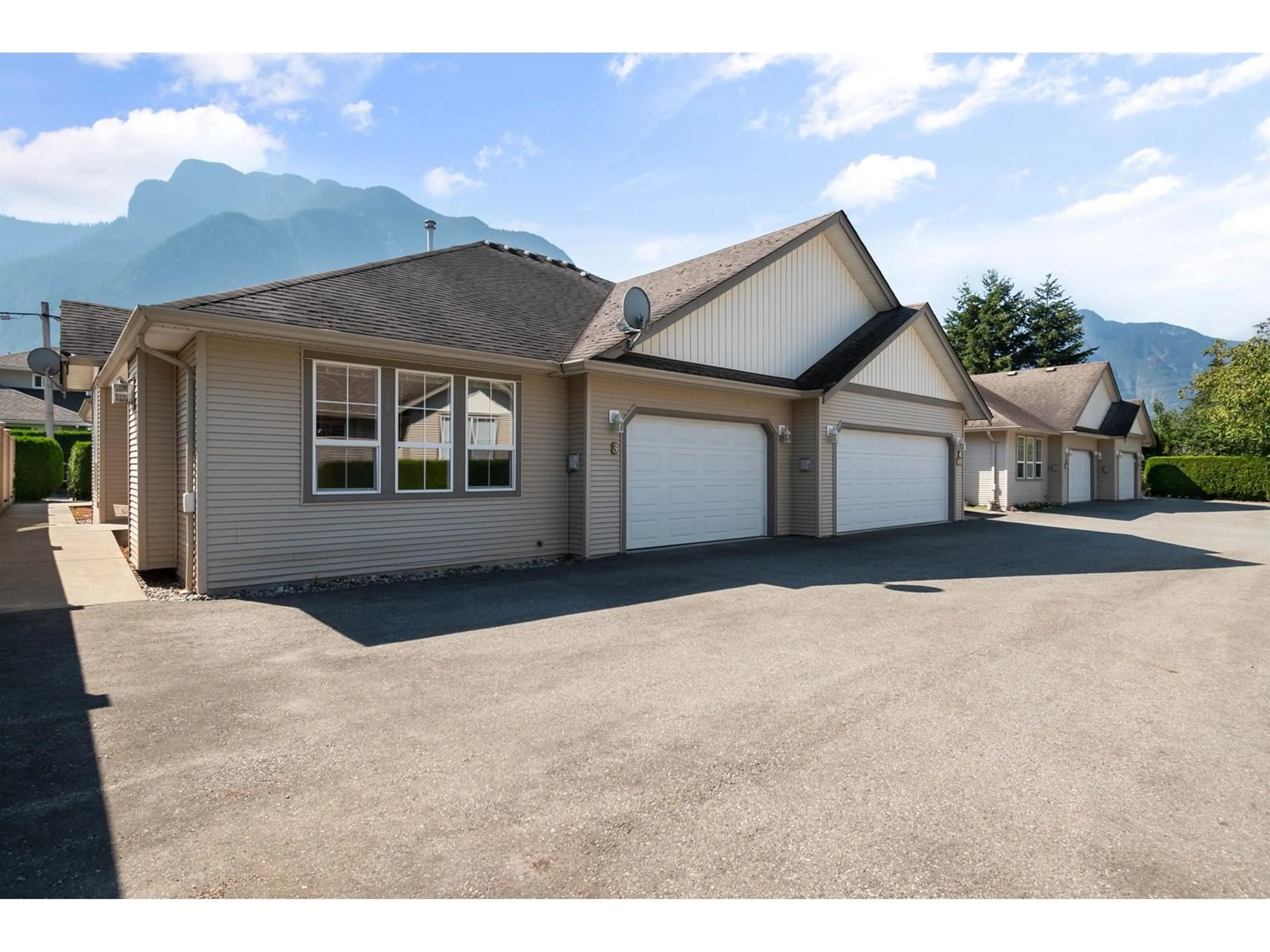 Indoor garage for 3 648 COQUIHALLA STREET|Hope, Hope British Columbia V0X1L0