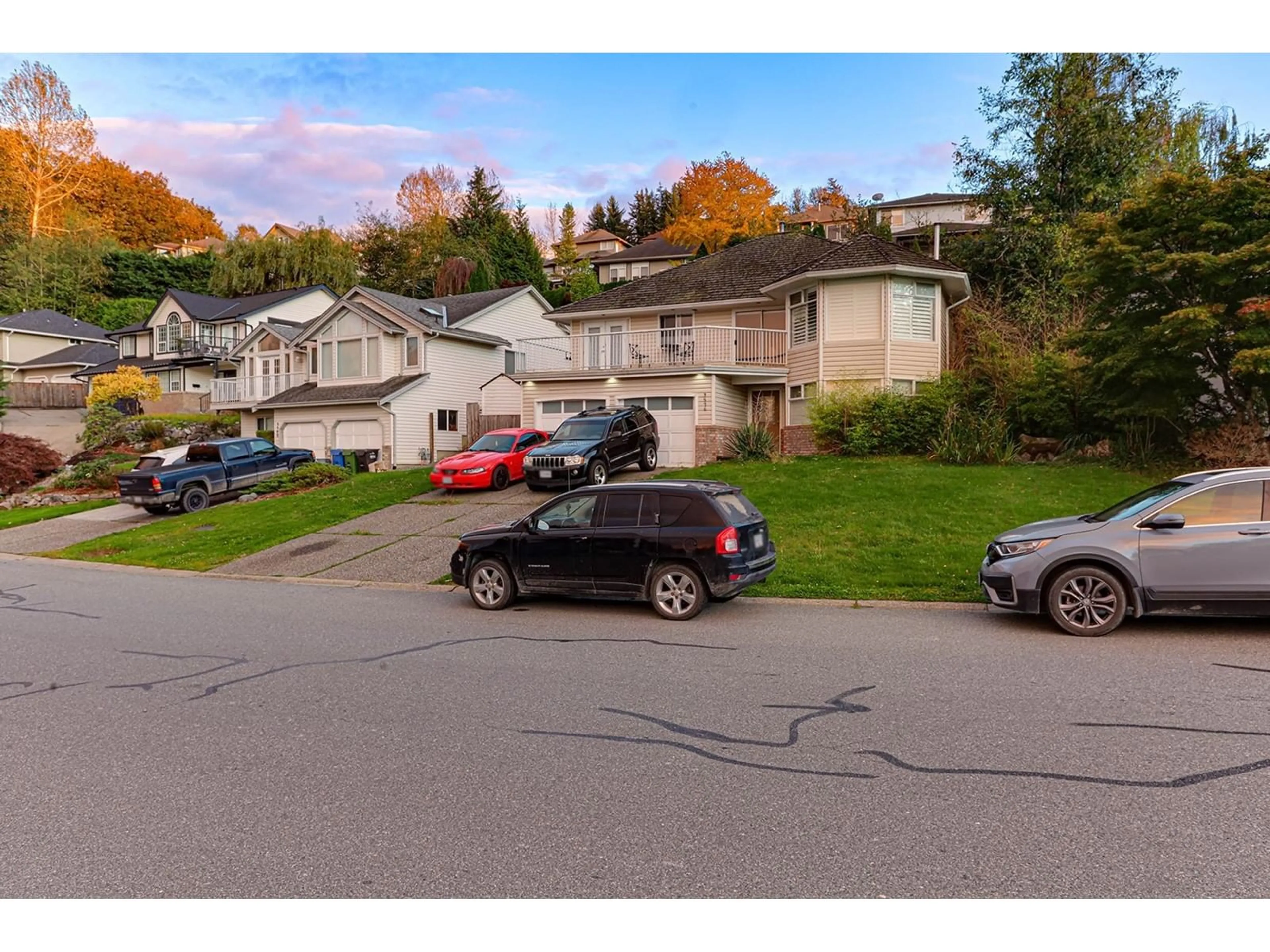 A pic from outside/outdoor area/front of a property/back of a property/a pic from drone, street for 3576 MCKINLEY DRIVE, Abbotsford British Columbia V2S8M6