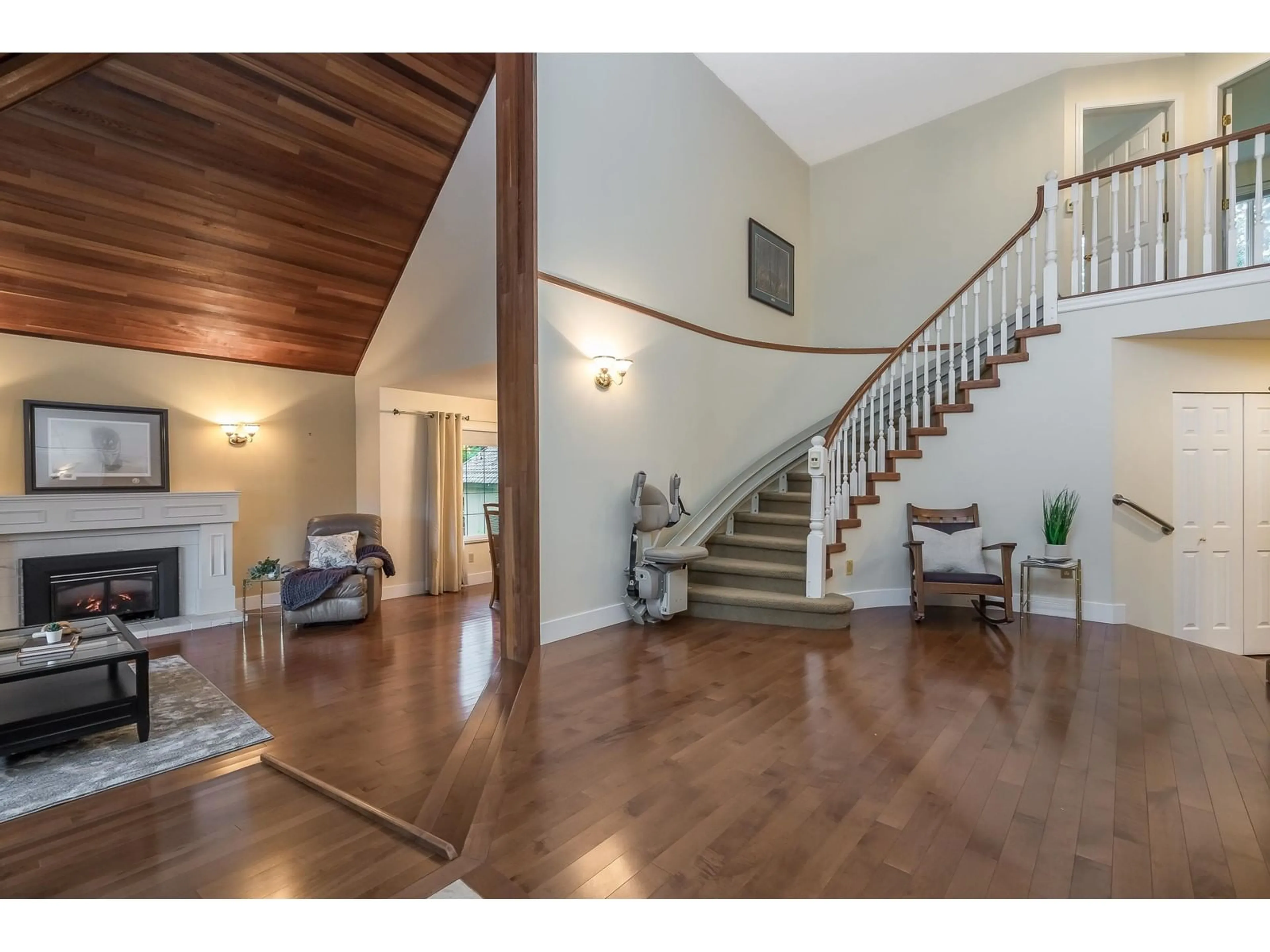 Indoor foyer for 15336 KILLARNEY, Surrey British Columbia V3S6L6