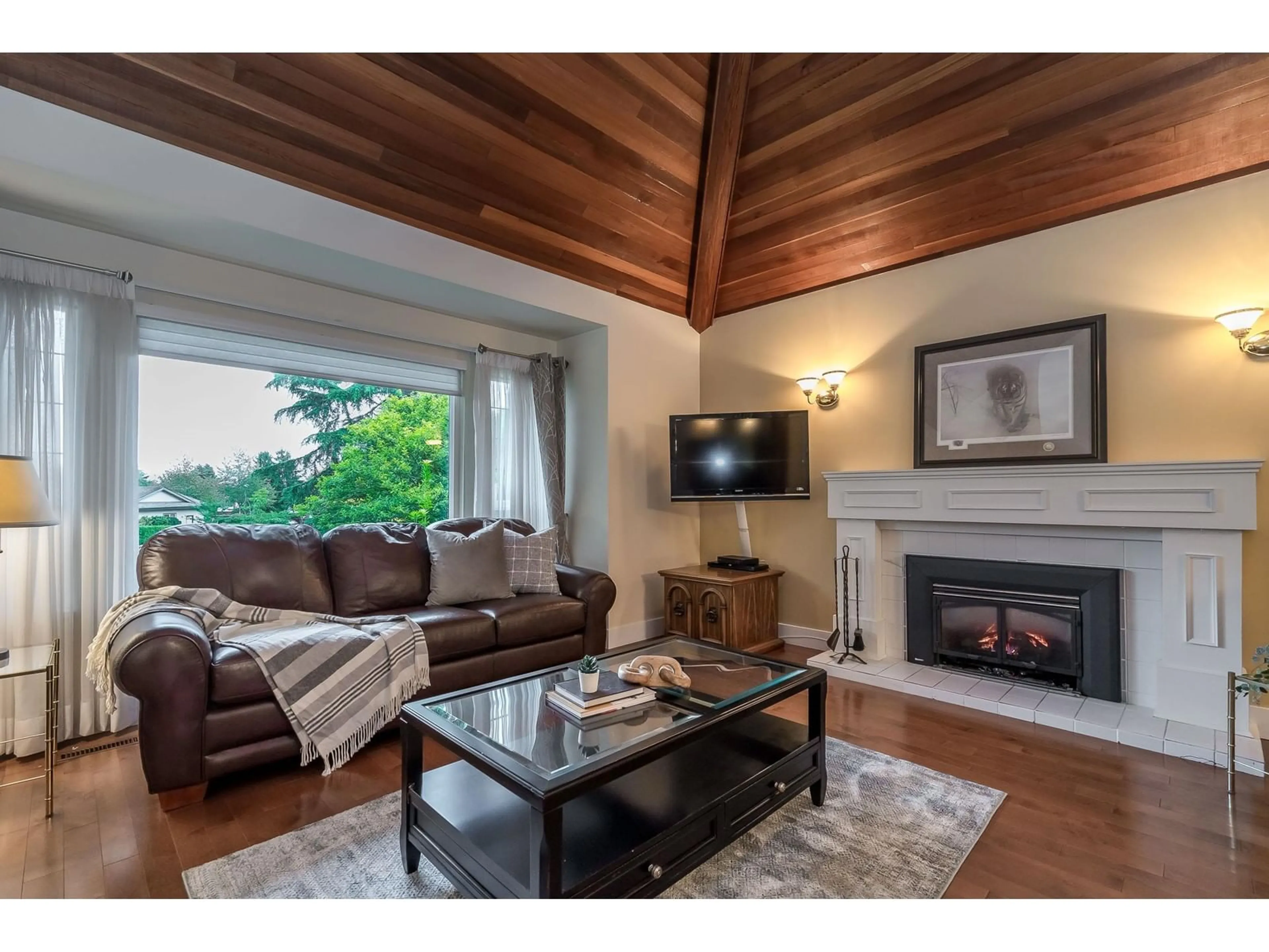 Living room with furniture, wood/laminate floor for 15336 KILLARNEY, Surrey British Columbia V3S6L6
