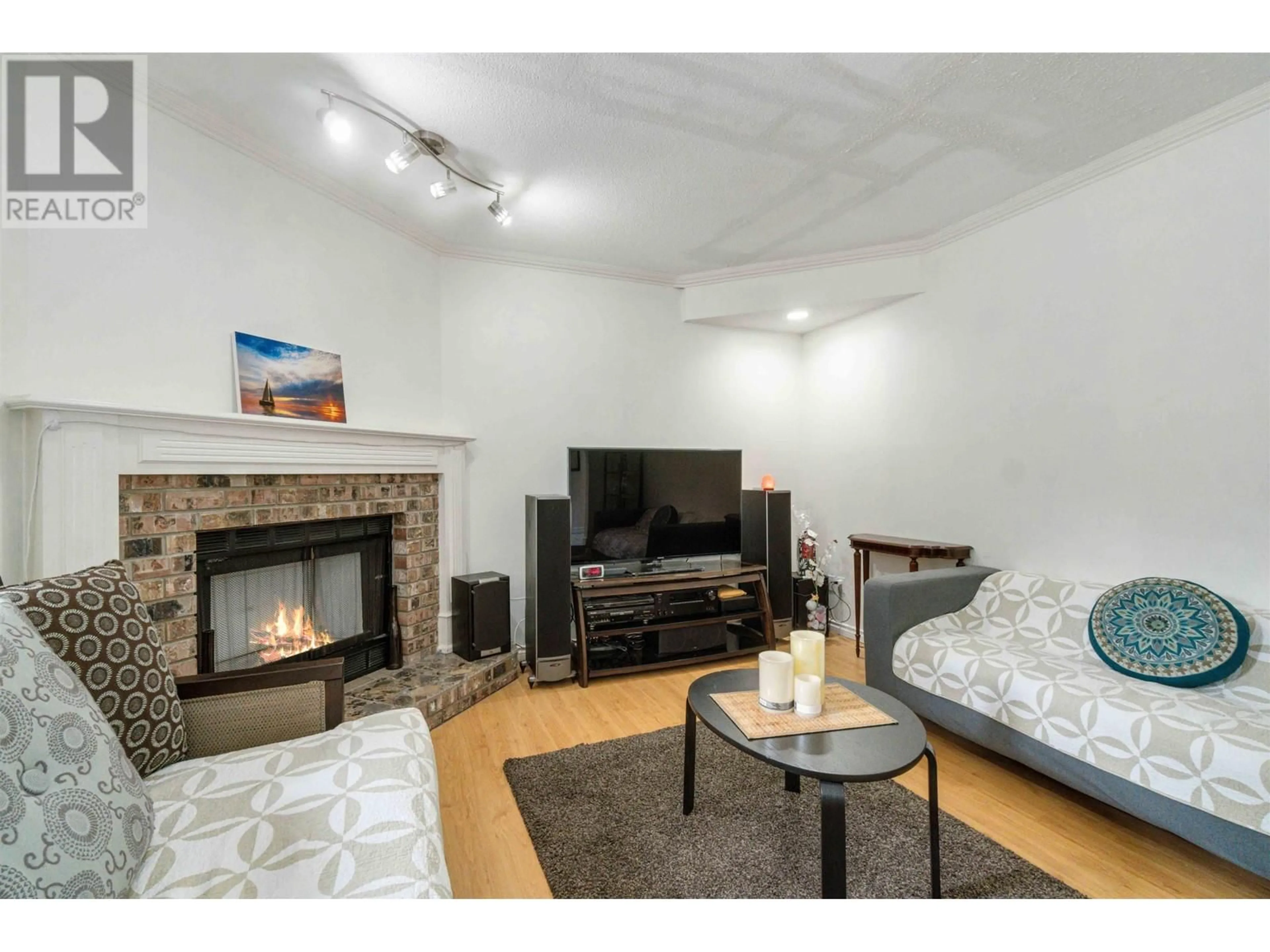 Living room with furniture, wood/laminate floor for 4 - 7131 GARDEN CITY ROAD, Richmond British Columbia V6Y3M8