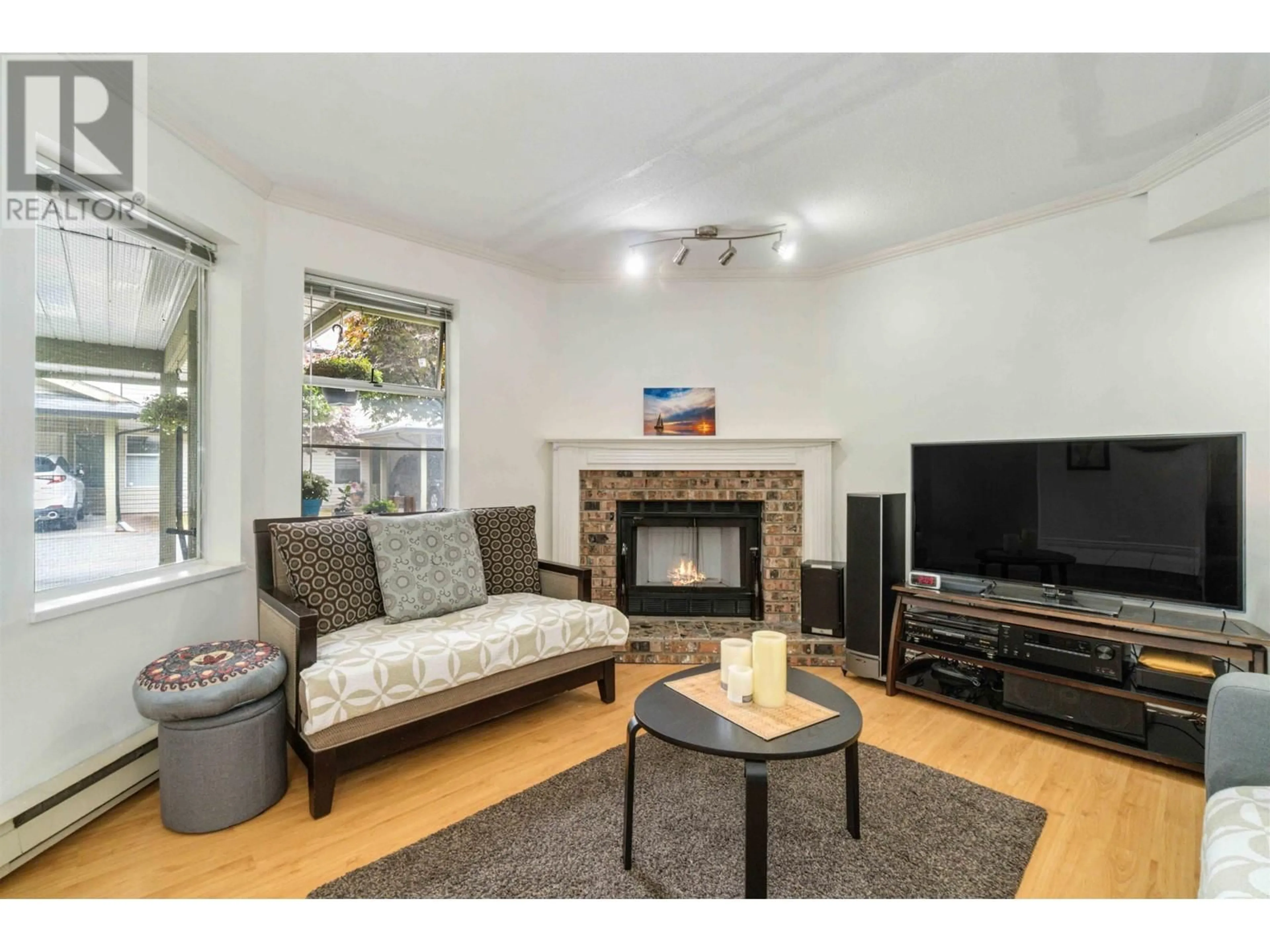 Living room with furniture, wood/laminate floor for 4 7131 GARDEN CITY ROAD, Richmond British Columbia V6Y3M8