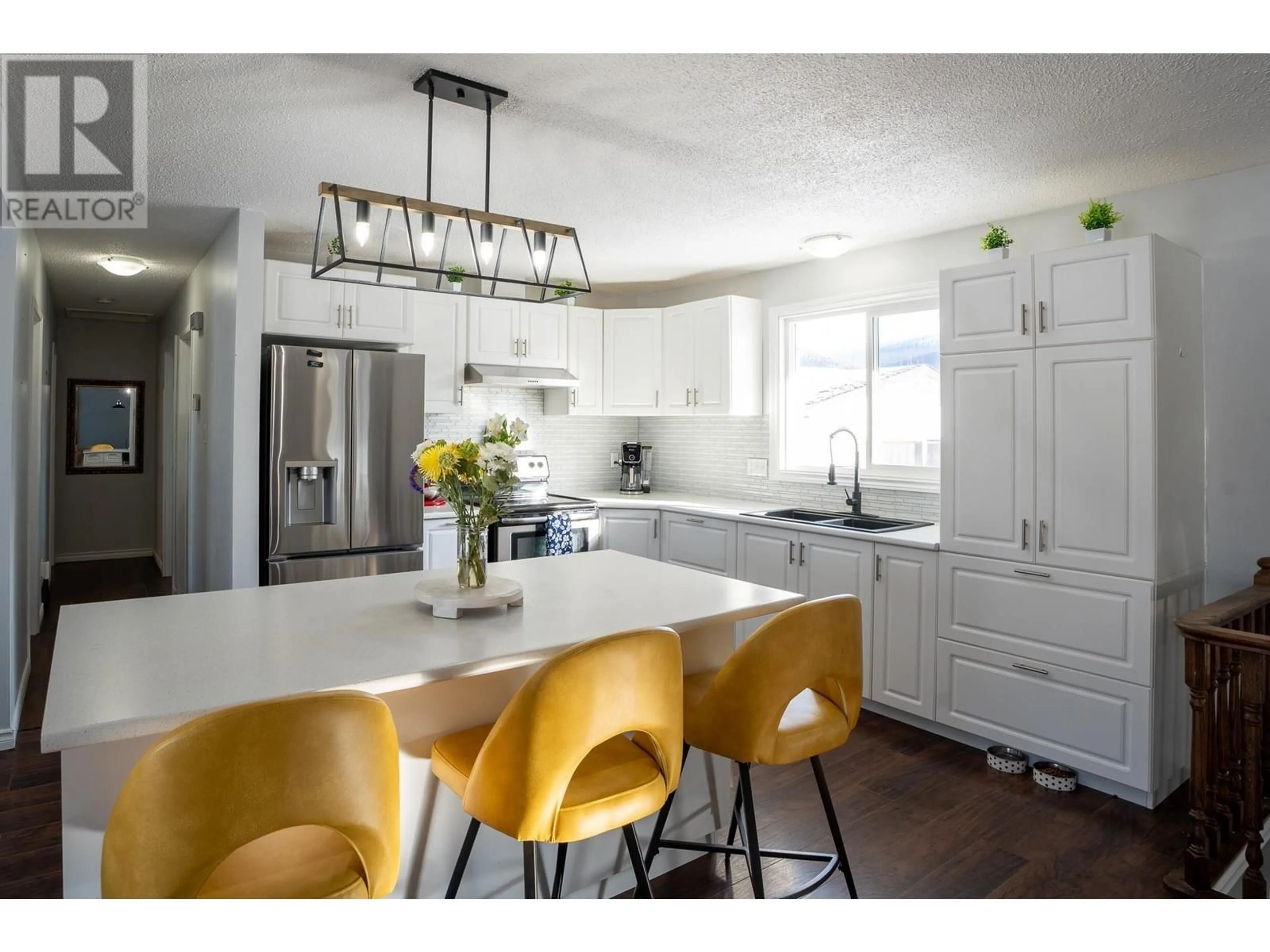 Open concept kitchen, unknown for 30 GRAYLING CRESCENT, Mackenzie British Columbia V0J2C0