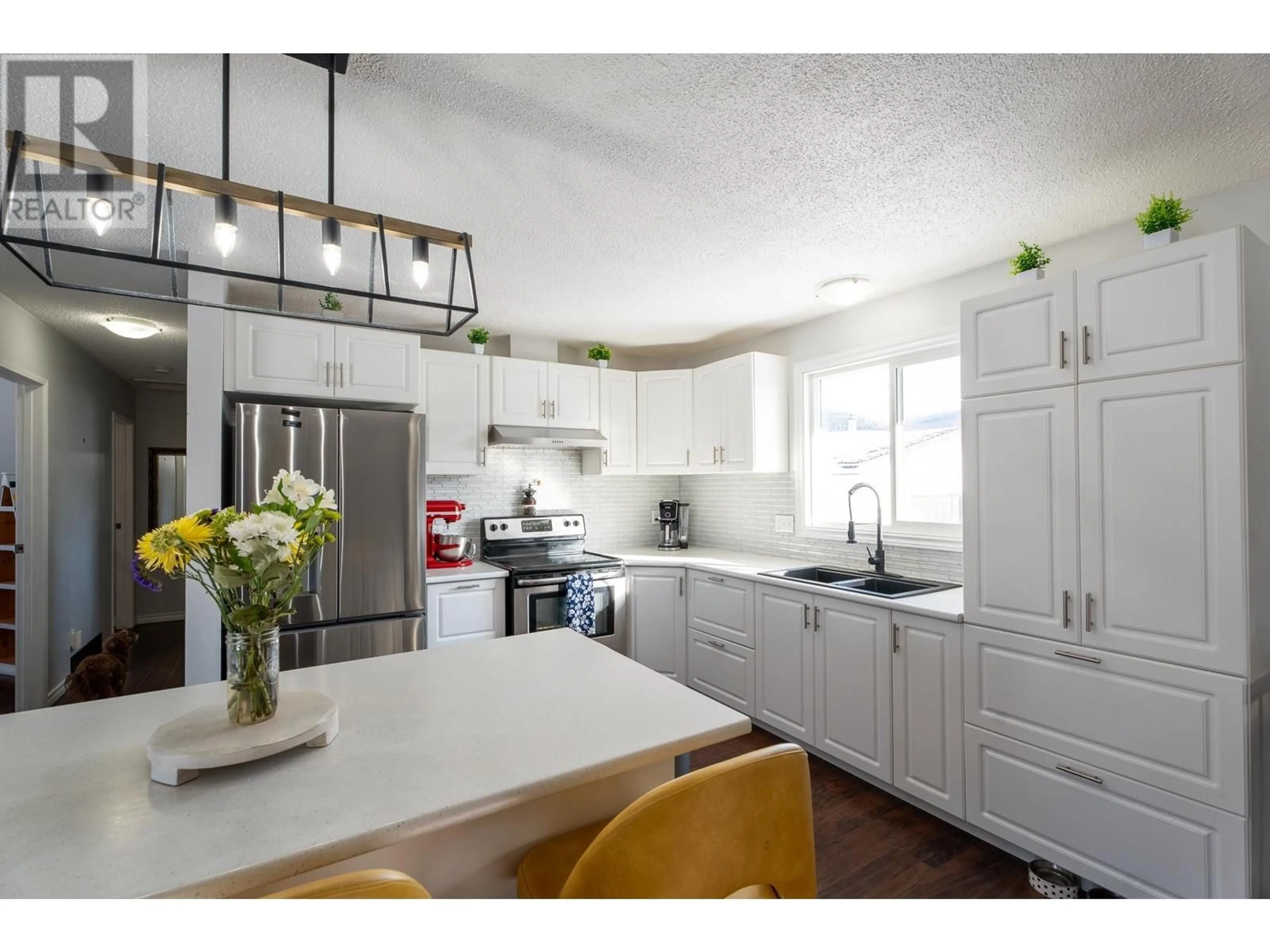 Open concept kitchen, unknown for 30 GRAYLING CRESCENT, Mackenzie British Columbia V0J2C0