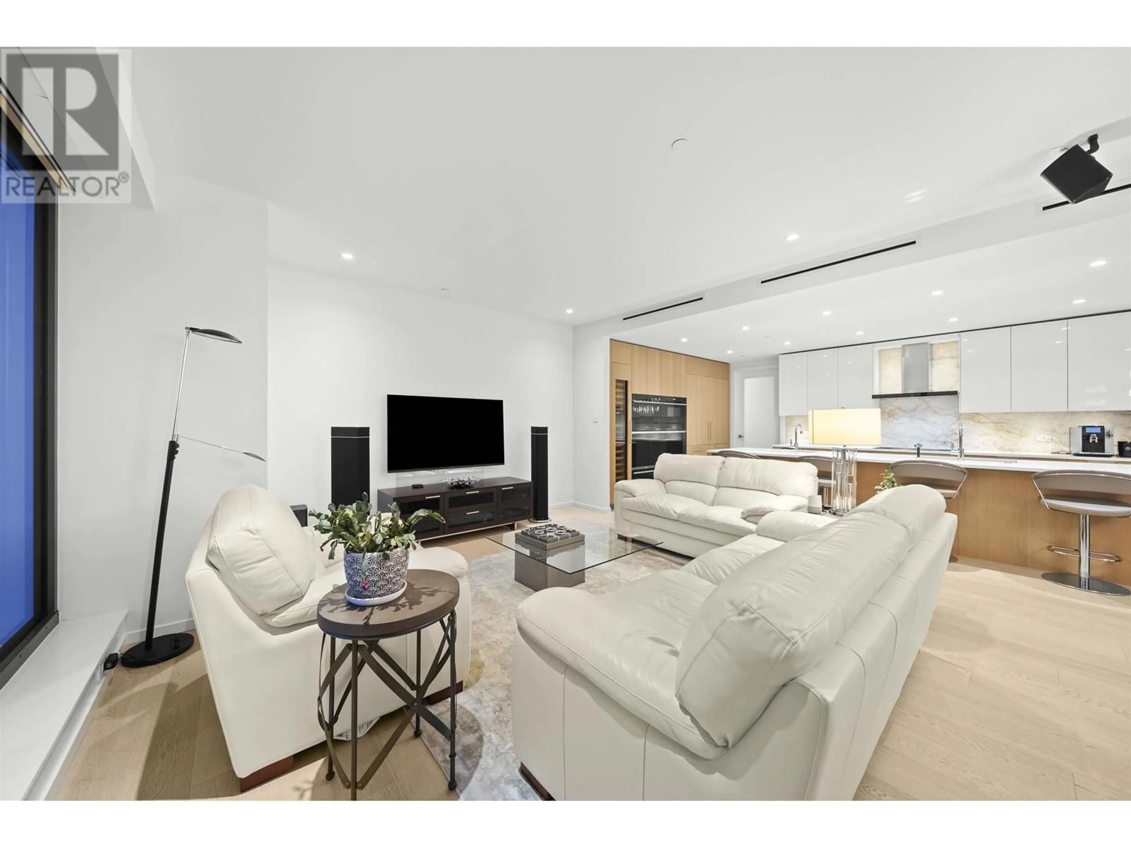 Living room with furniture, unknown for 405 - 1355 BELLEVUE AVENUE, West Vancouver British Columbia V7T0B4