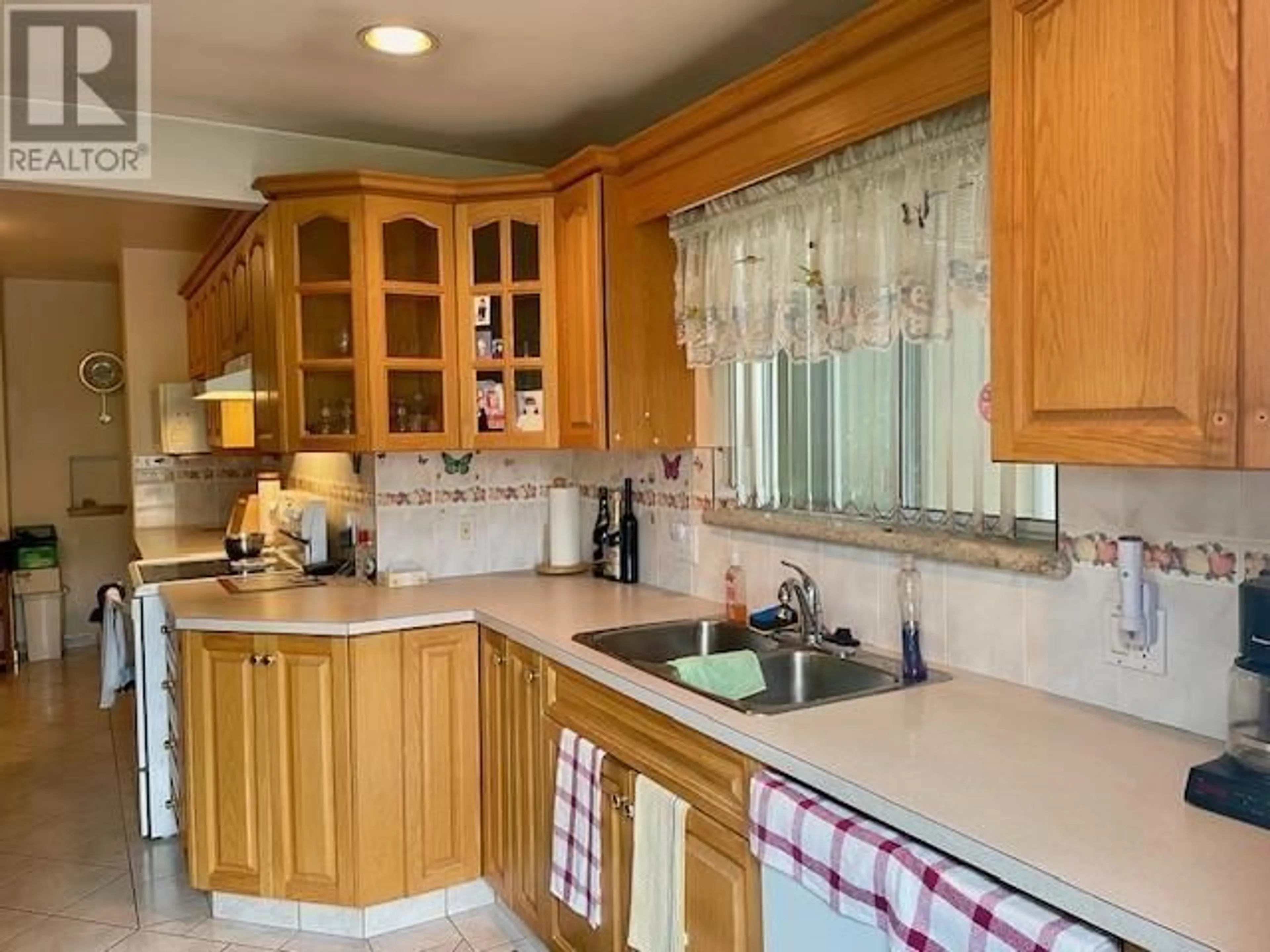 Standard kitchen, ceramic/tile floor for 3168 16TH AVENUE, Vancouver British Columbia V5M2M6