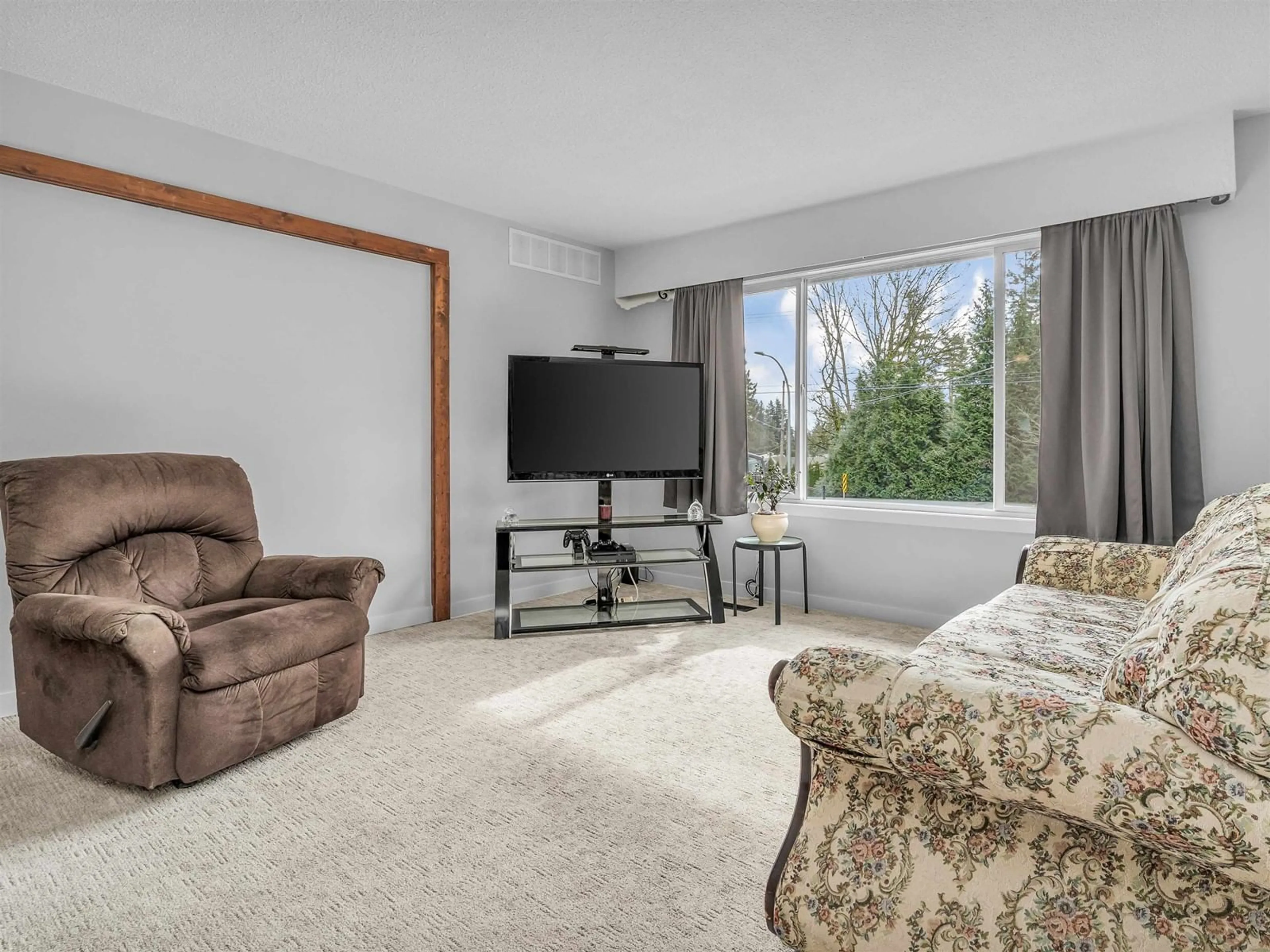 Living room with furniture, carpet floor for 33233 14TH AVENUE, Mission British Columbia V2V2P7