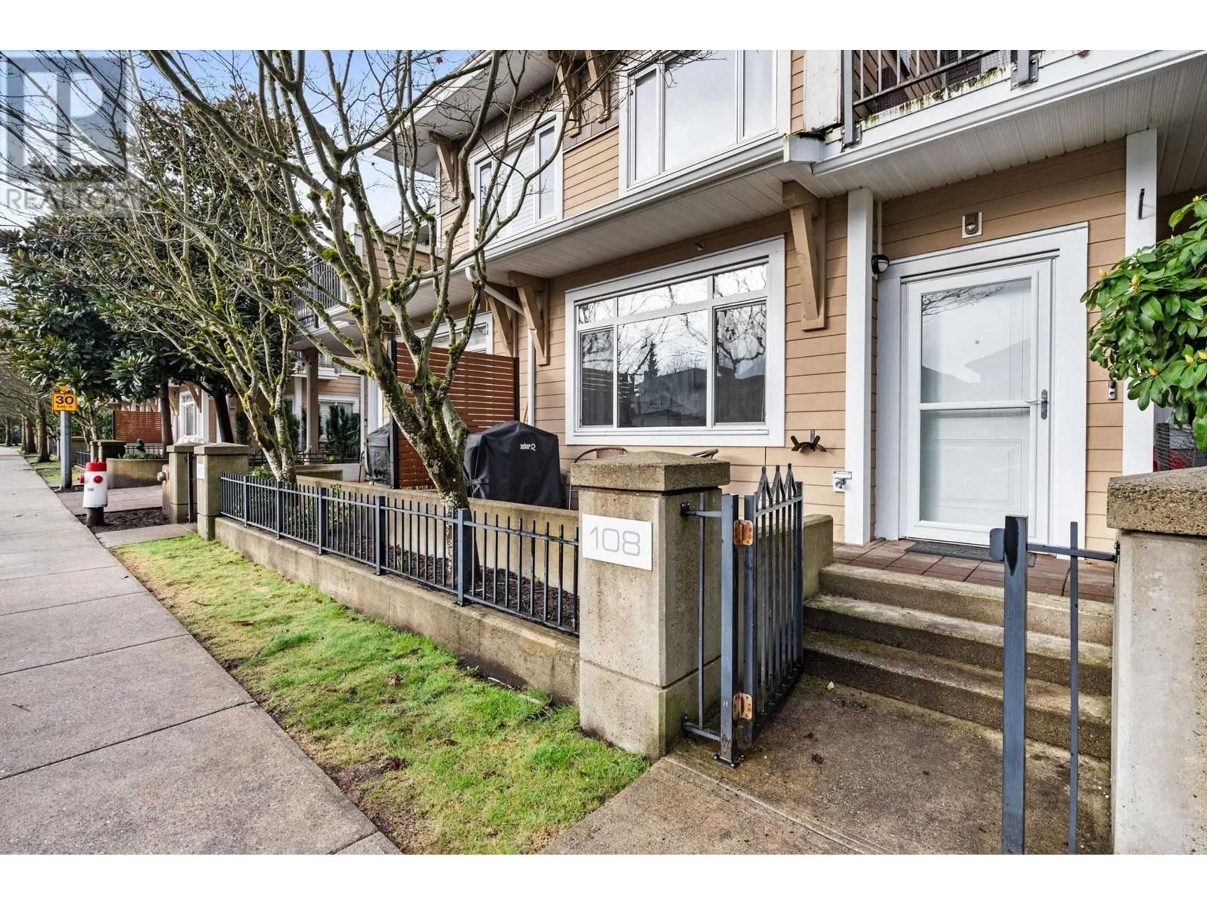 Indoor entryway for 108 - 12350 HARRIS ROAD, Pitt Meadows British Columbia V3Y0C5