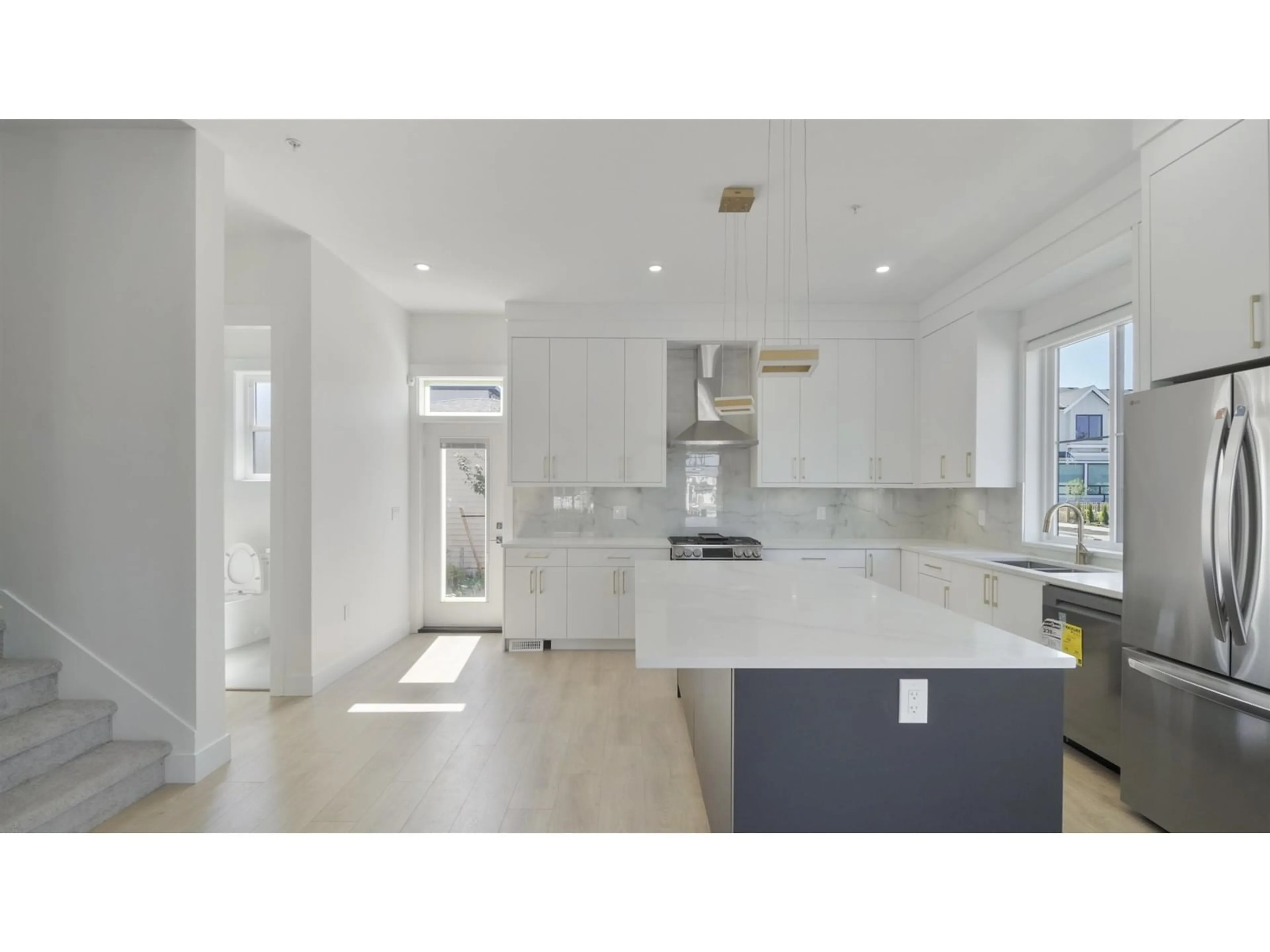 Open concept kitchen, ceramic/tile floor for 20510 76, Langley British Columbia V2Y3S8