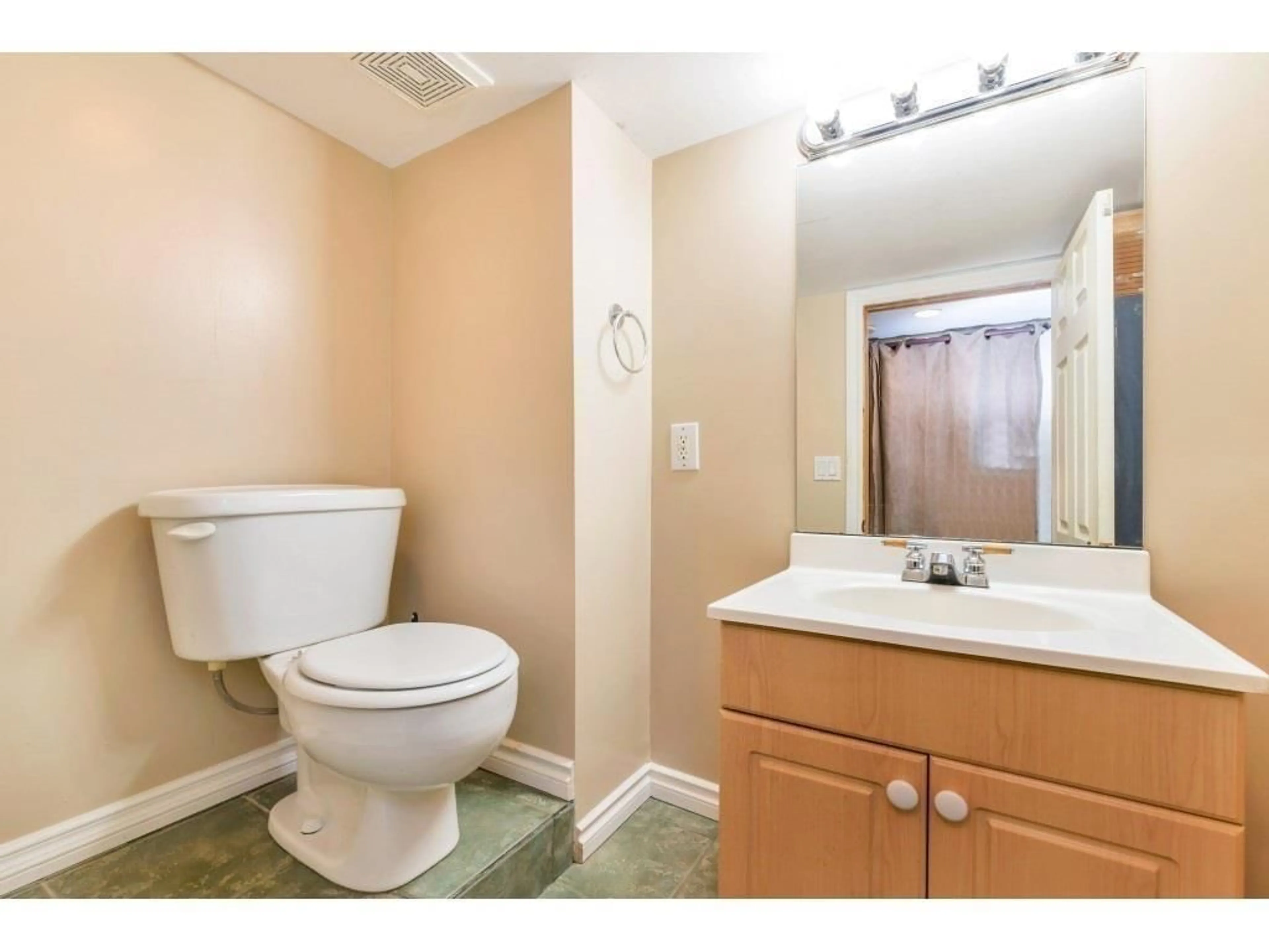 Standard bathroom, unknown for 18791 60 AVENUE, Surrey British Columbia V3S8K8