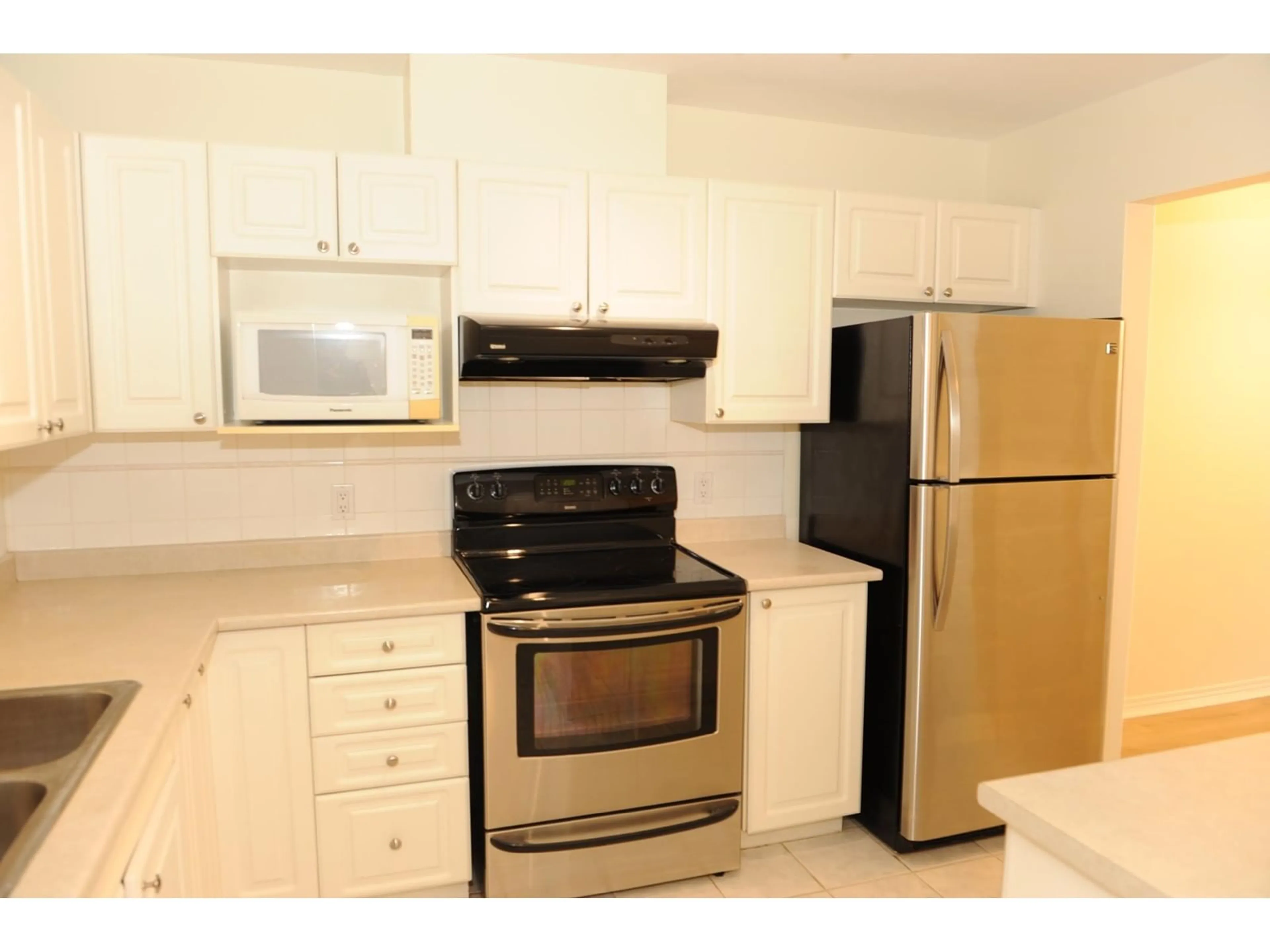 Standard kitchen, unknown for 105 9650 148 STREET, Surrey British Columbia V3R0W2