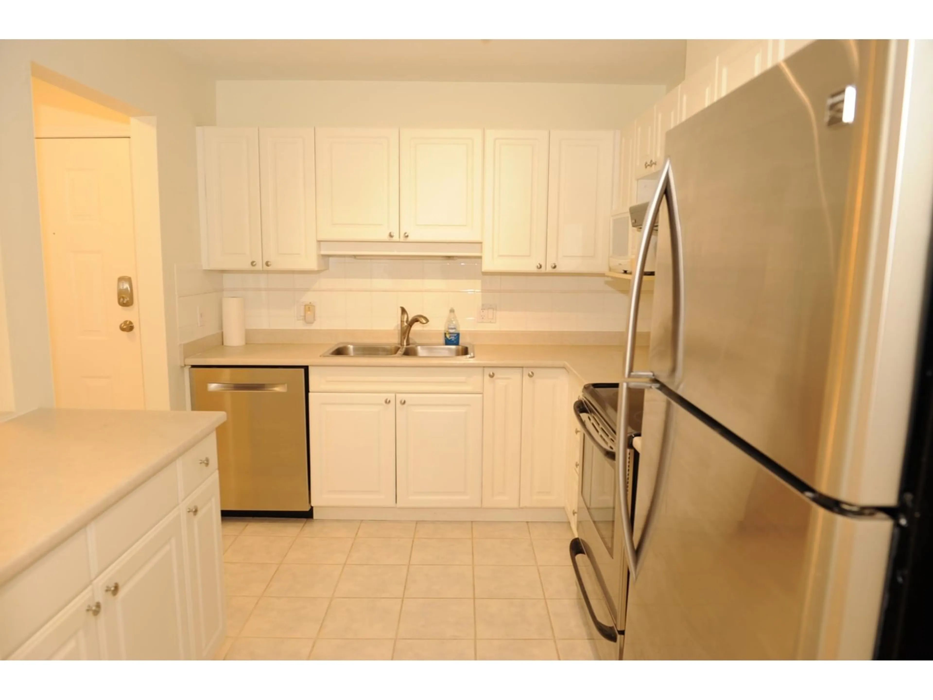 Standard kitchen, ceramic/tile floor for 105 9650 148 STREET, Surrey British Columbia V3R0W2