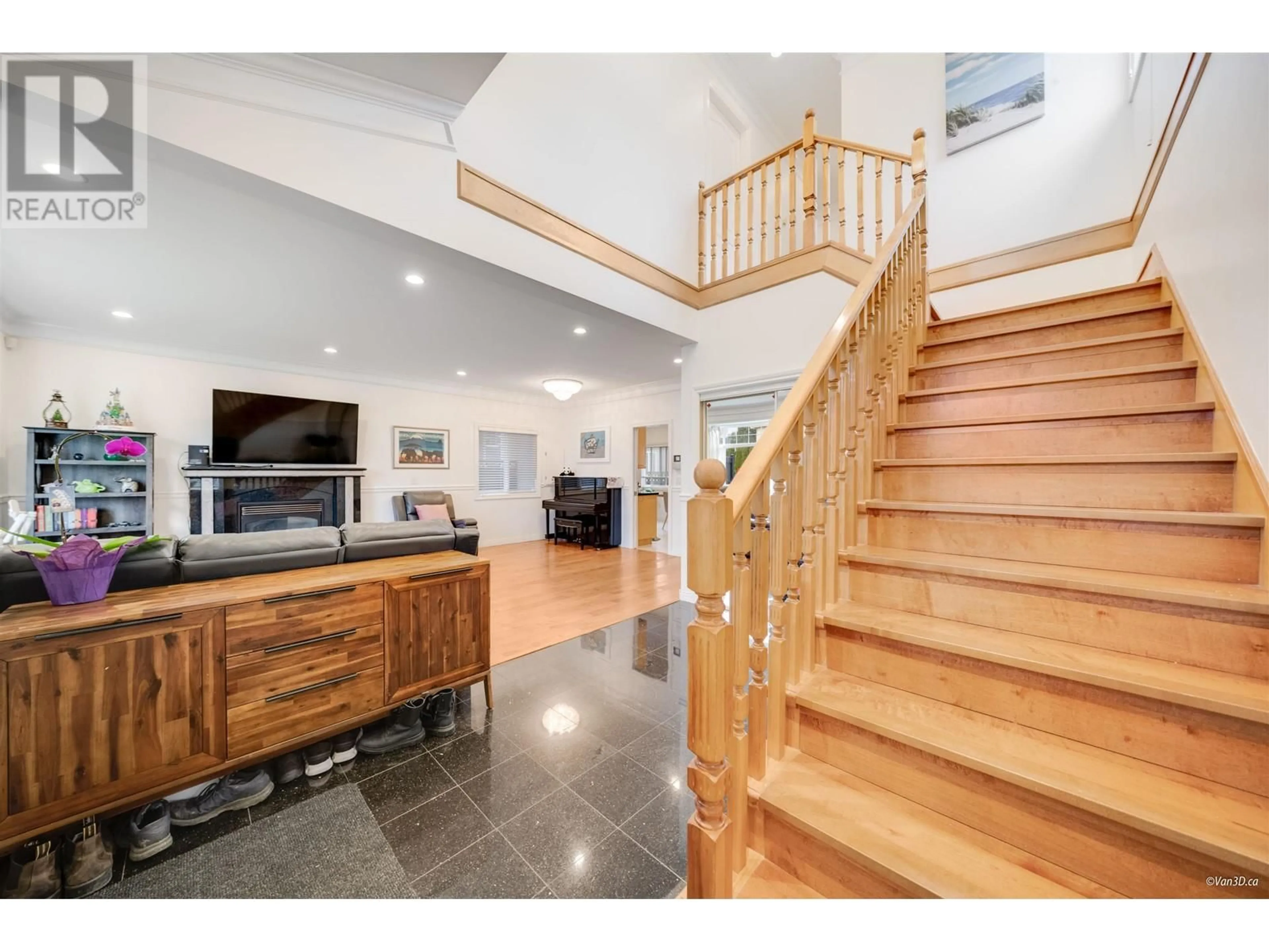 Indoor foyer for 3786 BRANDON STREET, Burnaby British Columbia V5G2P2