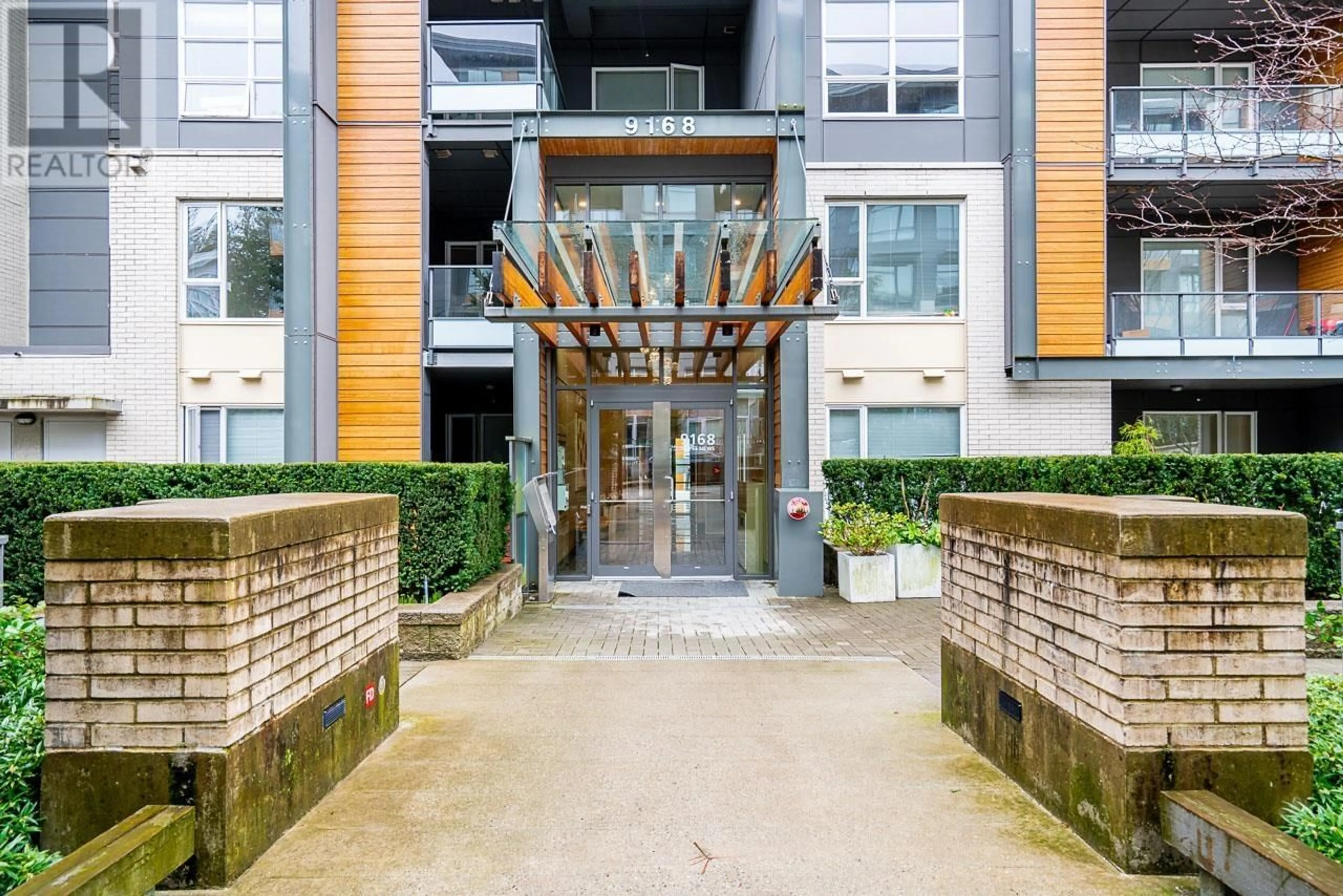 Indoor foyer for 409 9168 SLOPES MEWS, Burnaby British Columbia V5A0E4