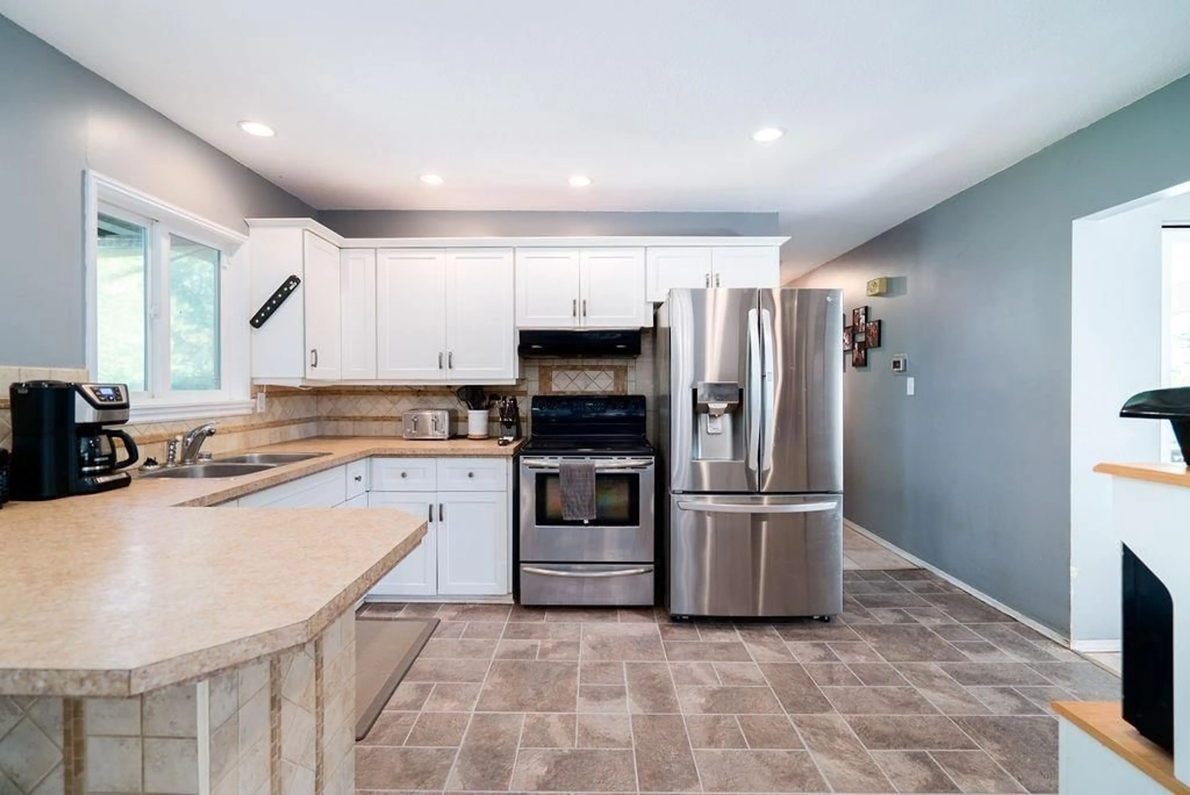 Open concept kitchen, ceramic/tile floor for 32829 BAKERVIEW AVENUE, Mission British Columbia V2V2P8