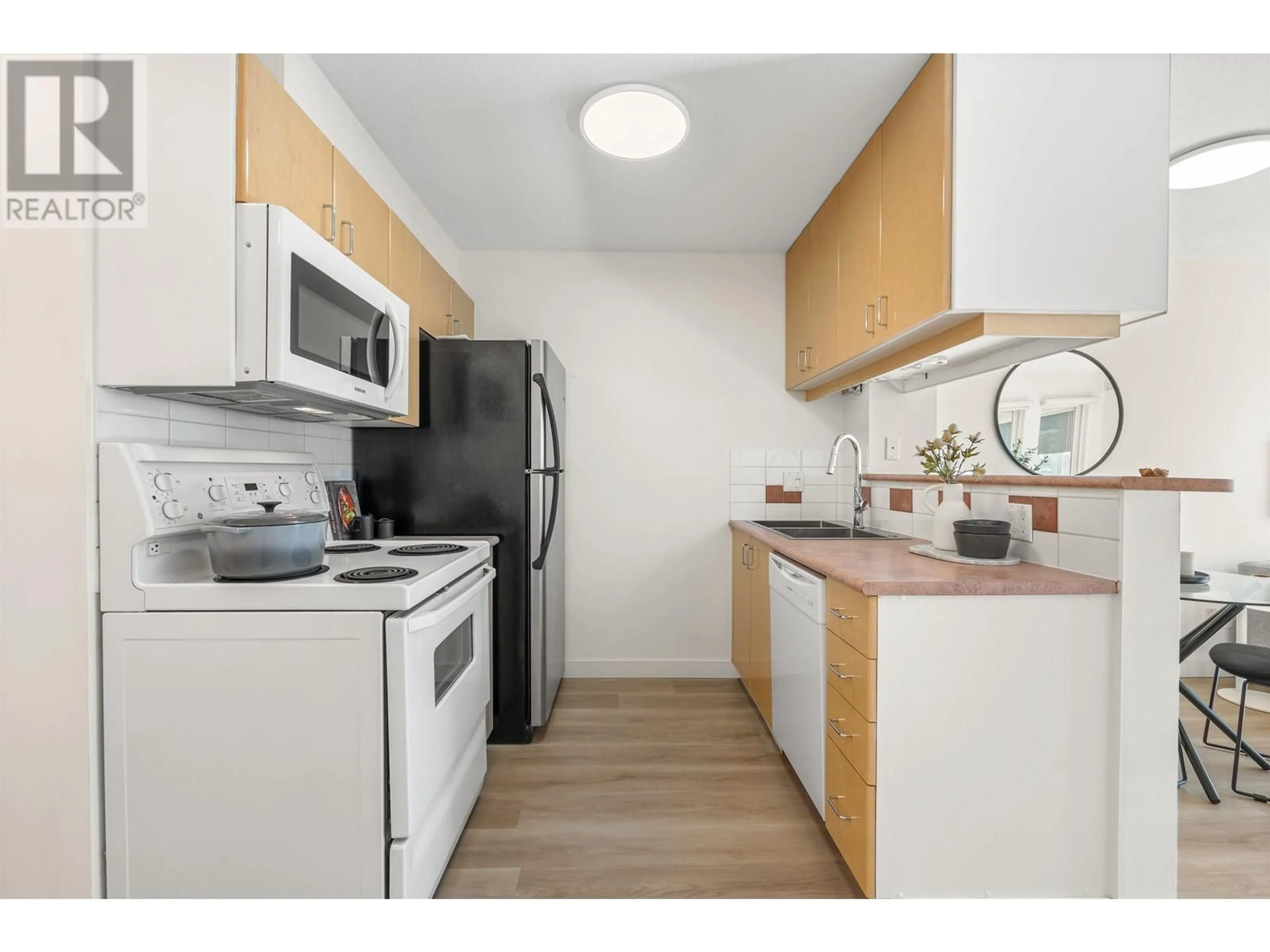 Standard kitchen, unknown for 204 2680 W 4TH AVENUE, Vancouver British Columbia V6K1P7