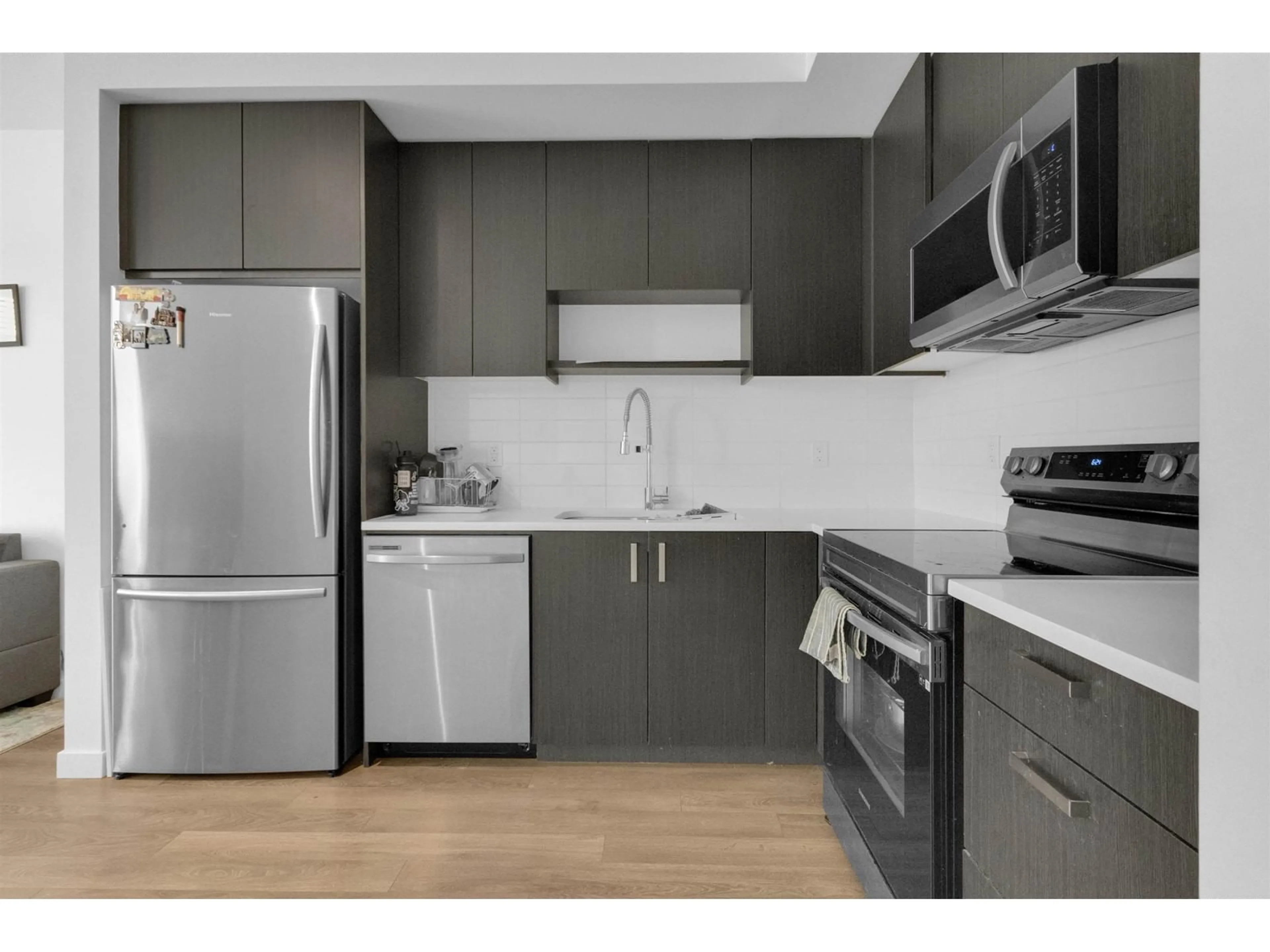 Standard kitchen, unknown for 220 - 13623 81A, Surrey British Columbia V3W3N7