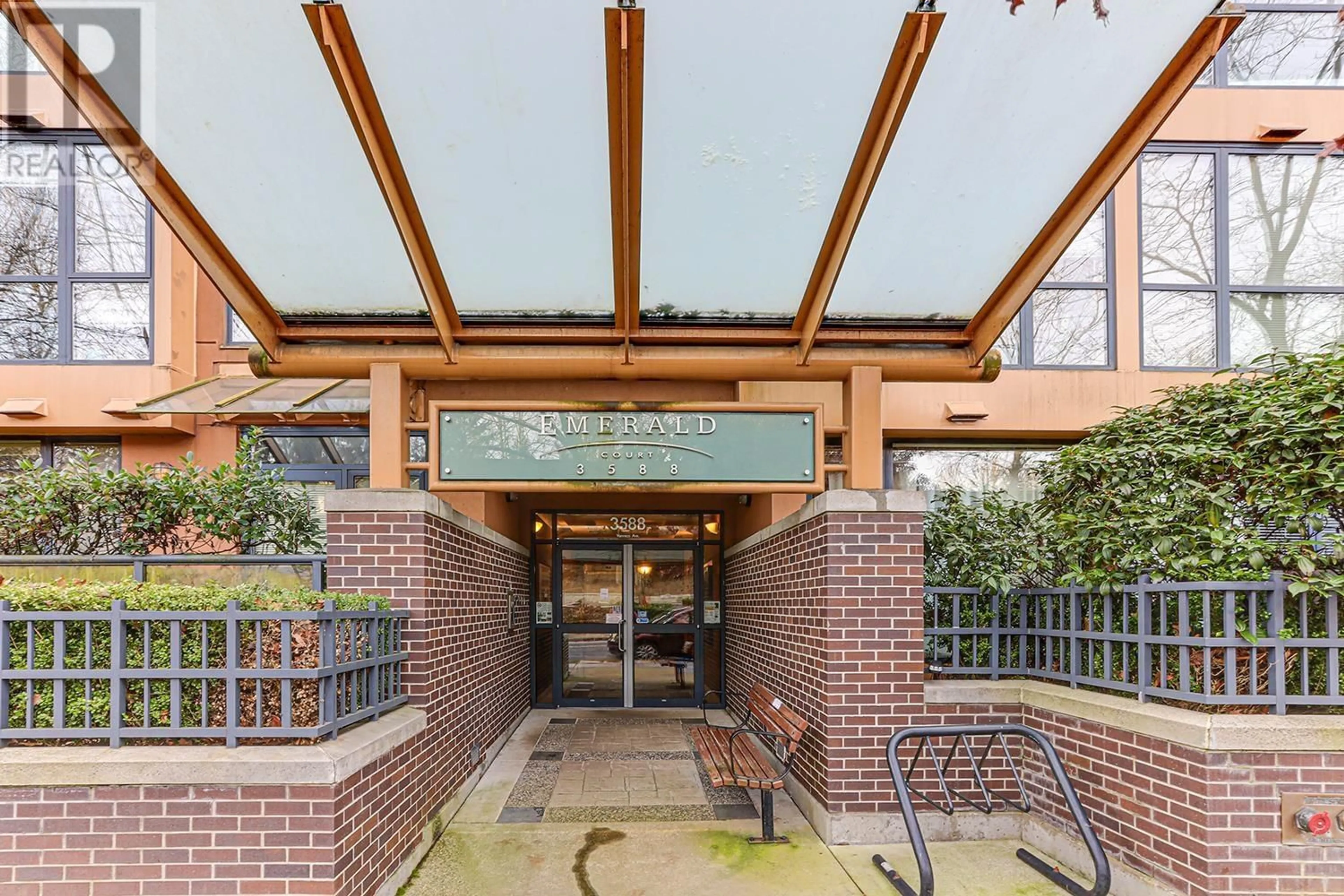 Indoor foyer for 617 3588 VANNESS AVENUE, Vancouver British Columbia V5R6E9