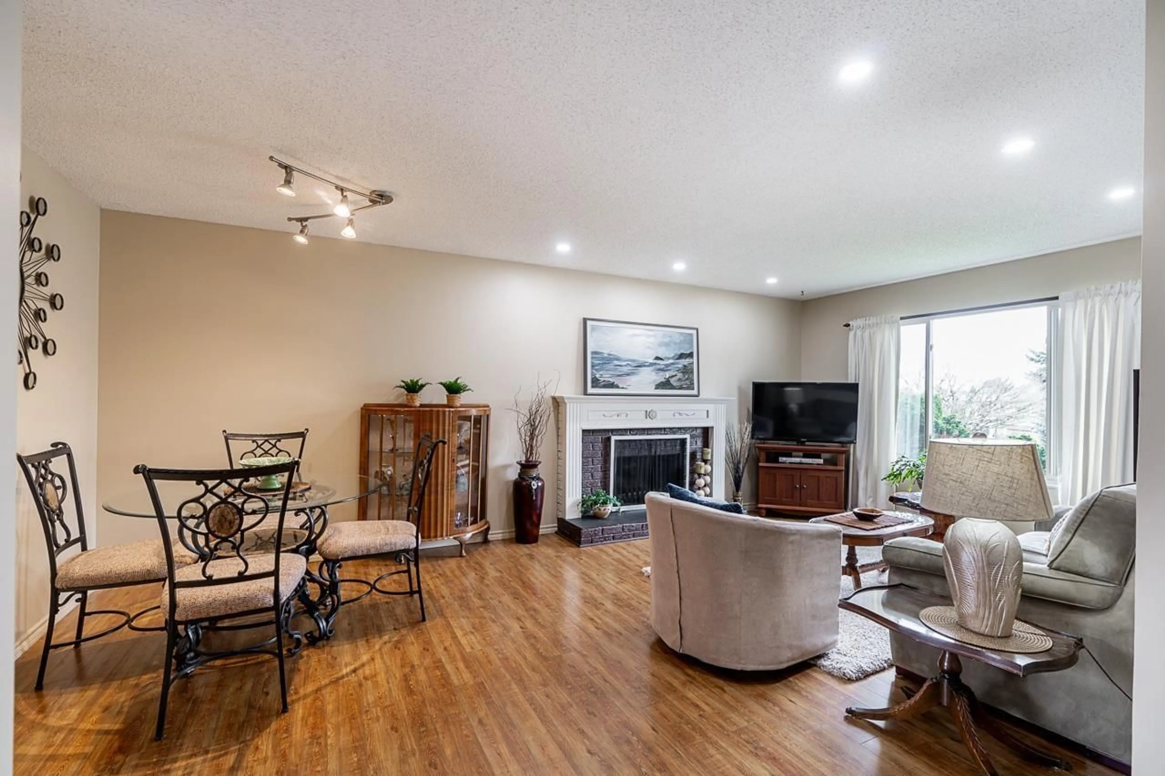 Living room with furniture, wood/laminate floor for 2631 WILDWOOD COURT, Langley British Columbia V2Y1E8