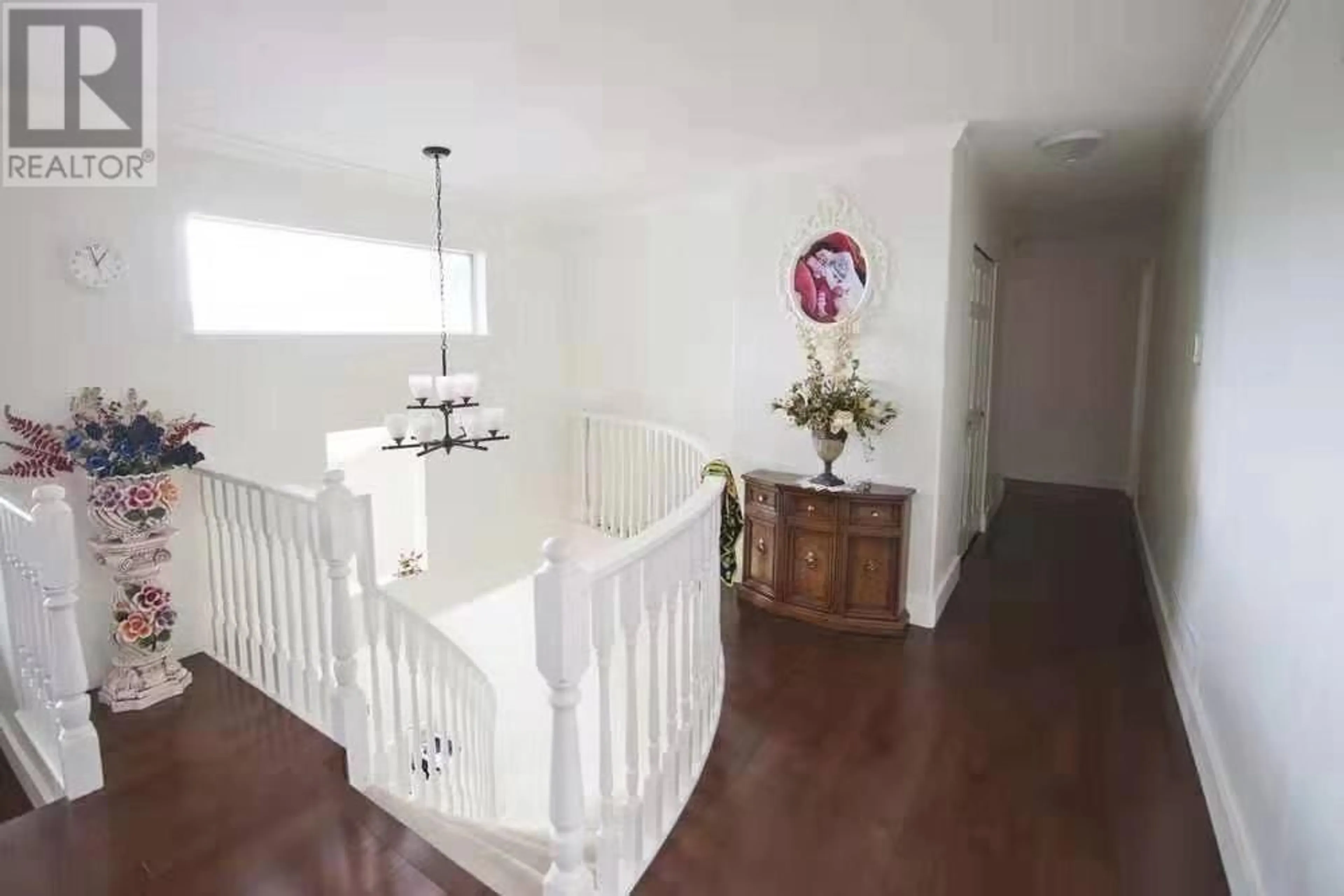Indoor foyer for 2655 DELAHAYE DRIVE, Coquitlam British Columbia V3B7E7
