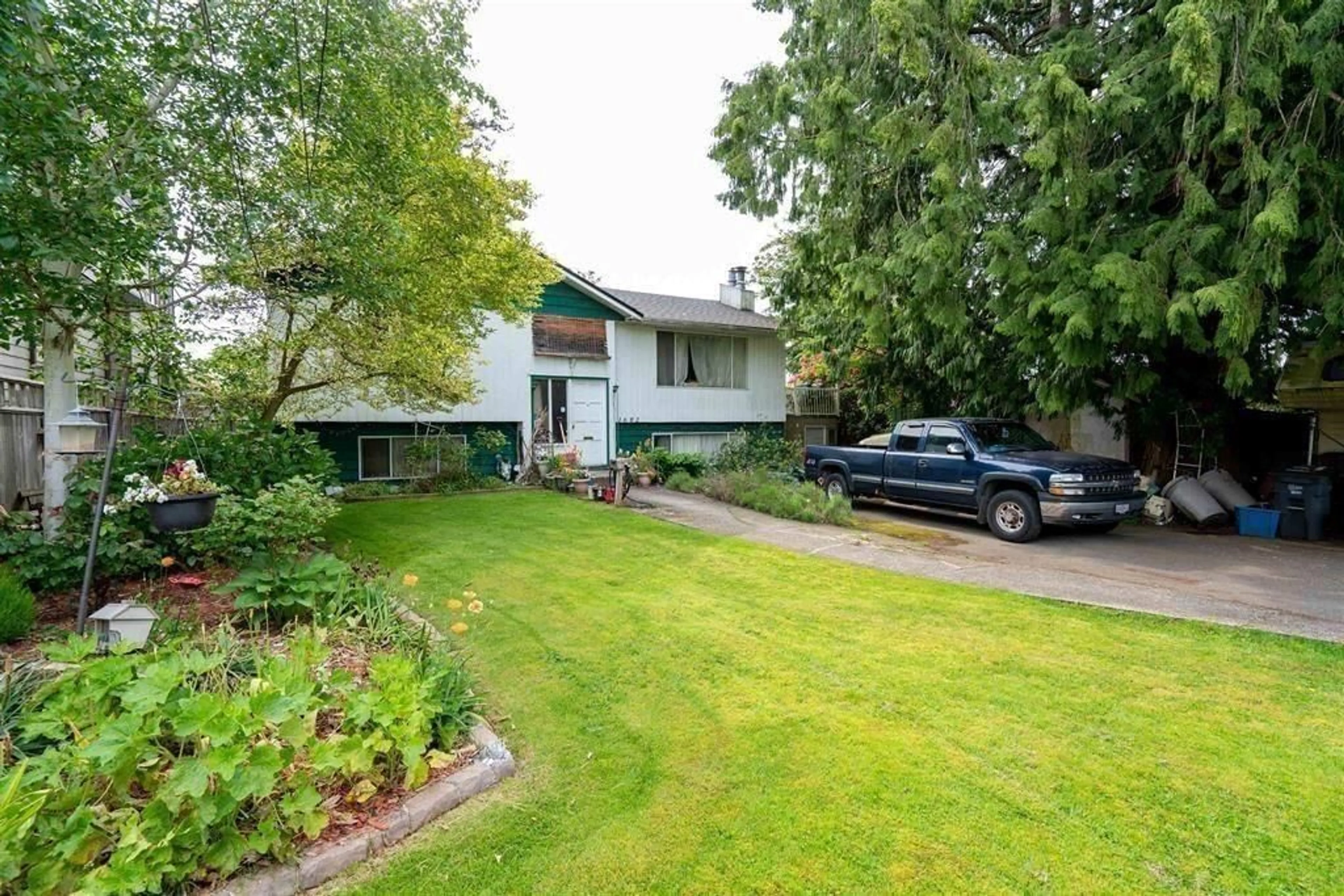 A pic from outside/outdoor area/front of a property/back of a property/a pic from drone, street for 1682 140 STREET, Surrey British Columbia V4A4G9