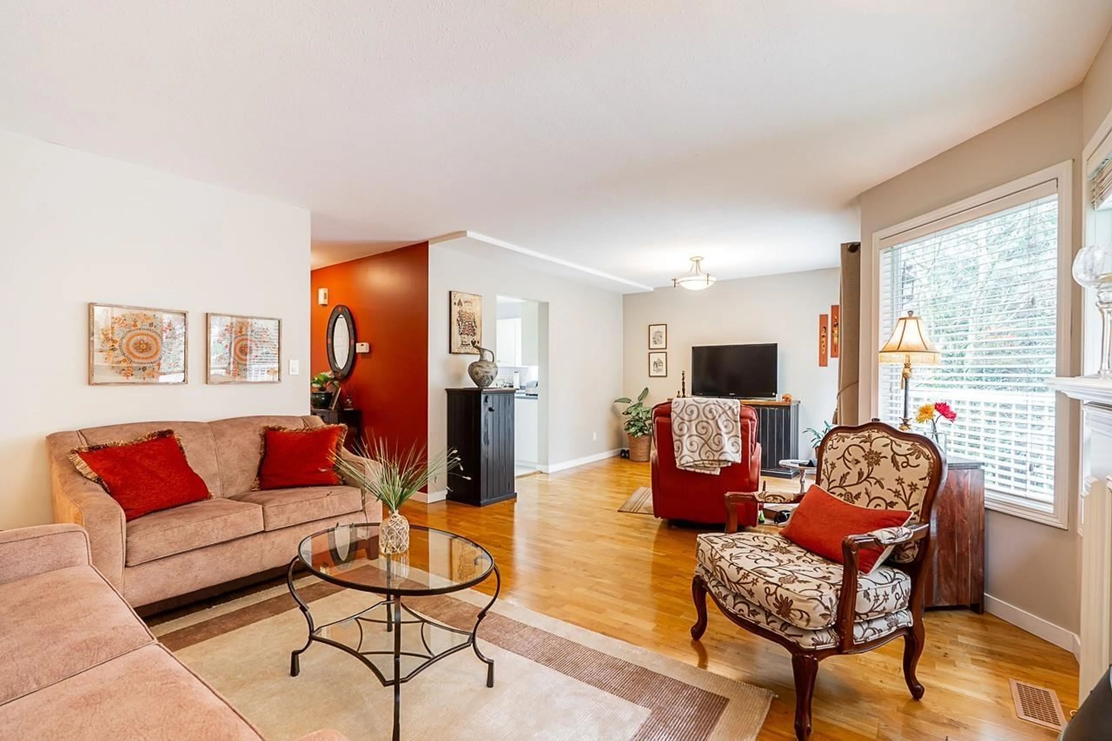 Living room with furniture, wood/laminate floor for 24 - 2803 MARBLE HILL, Abbotsford British Columbia V3G2Y4