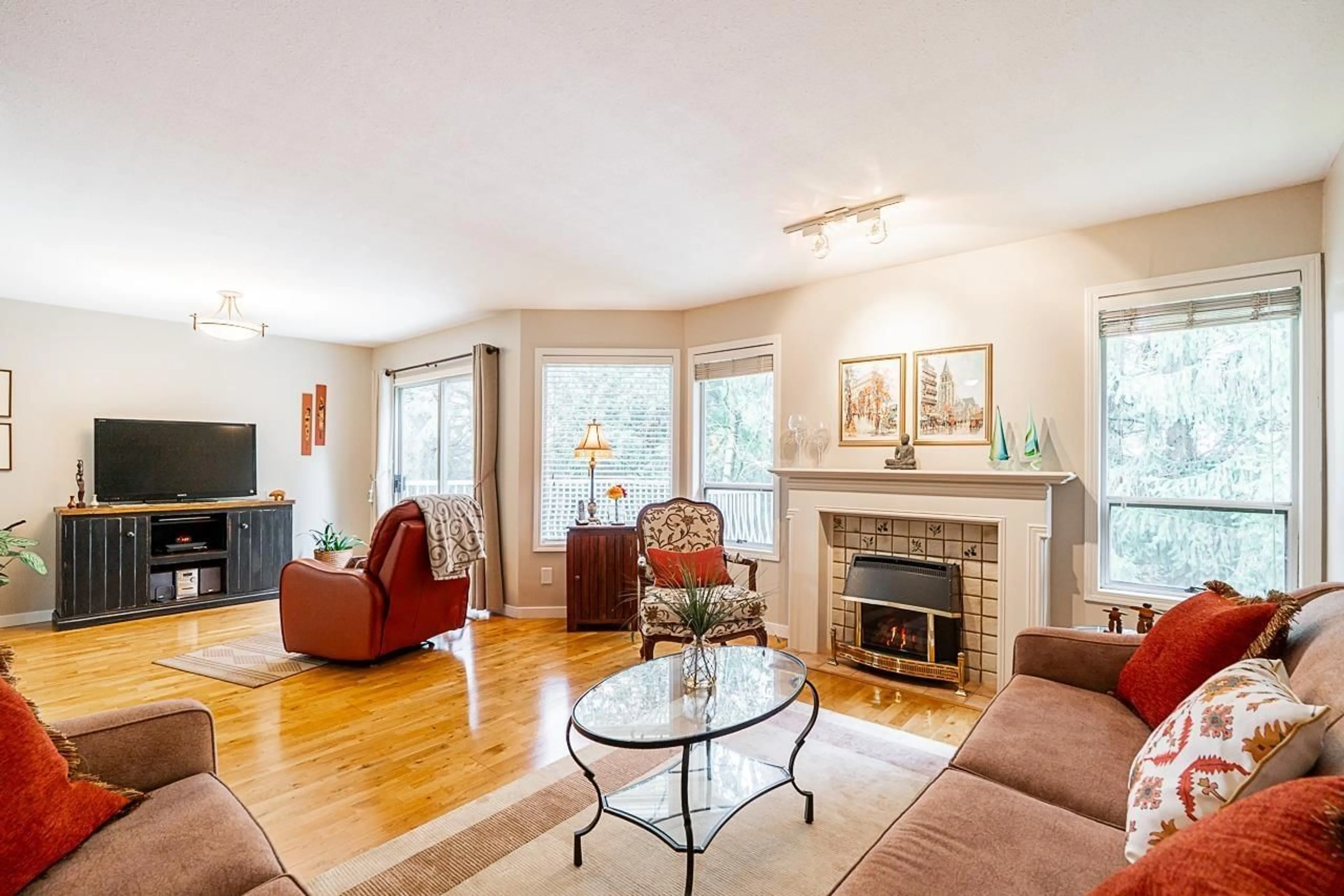 Living room with furniture, wood/laminate floor for 24 - 2803 MARBLE HILL, Abbotsford British Columbia V3G2Y4