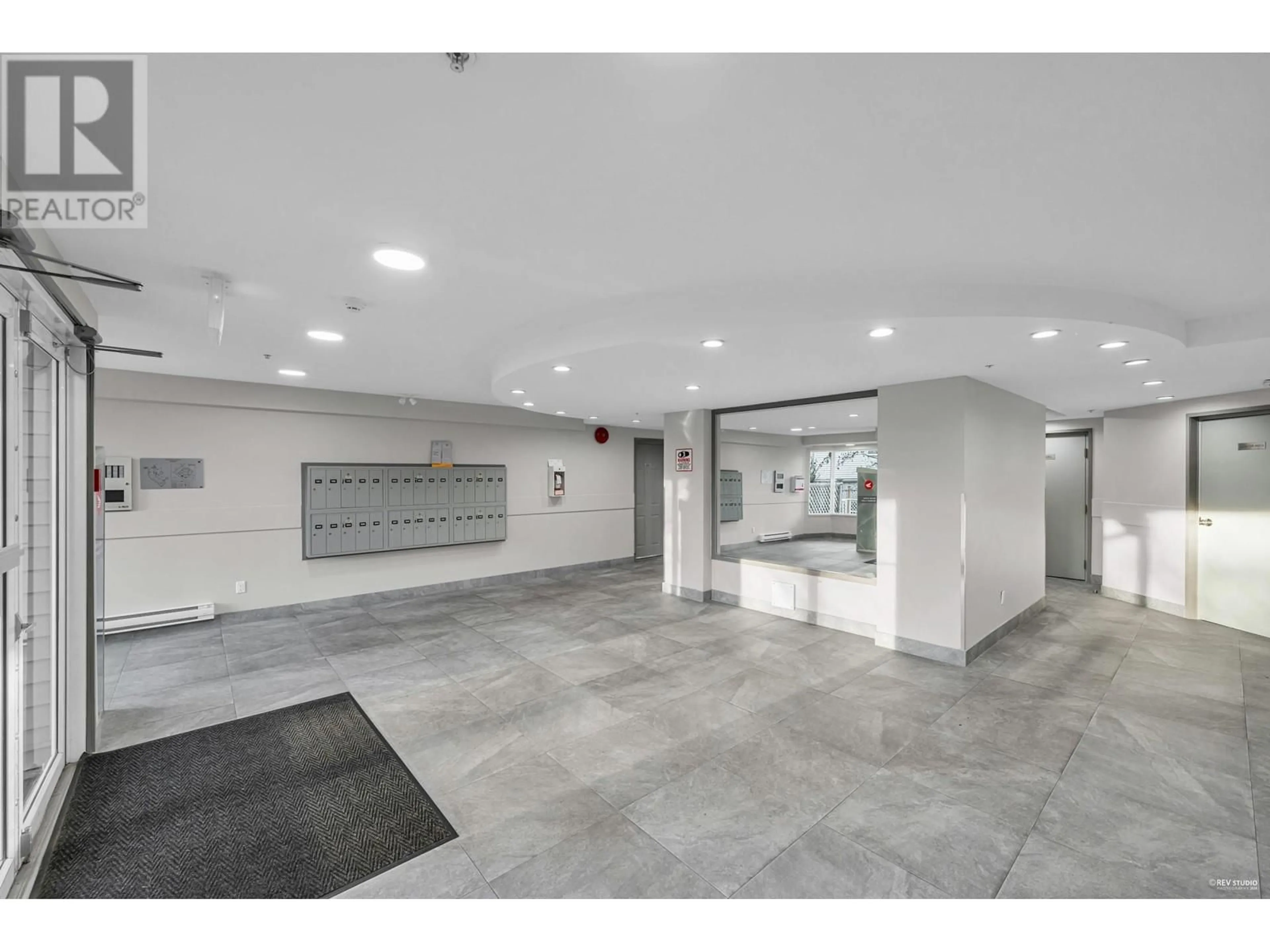 Indoor foyer for 401 - 7011 BLUNDELL ROAD, Richmond British Columbia V6Y1J5