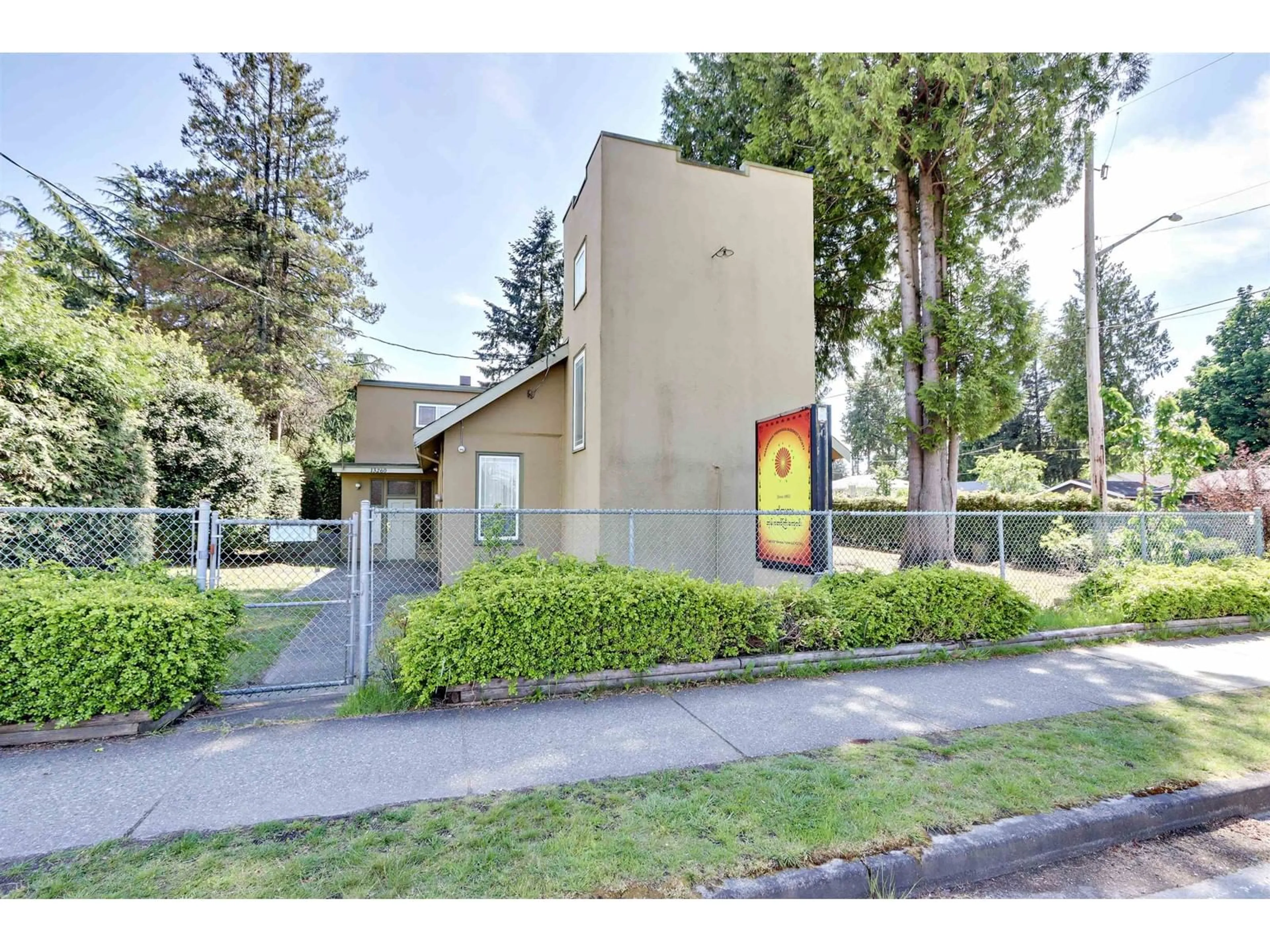 Indoor foyer for 13260 108 AVENUE, Surrey British Columbia V3T2J6