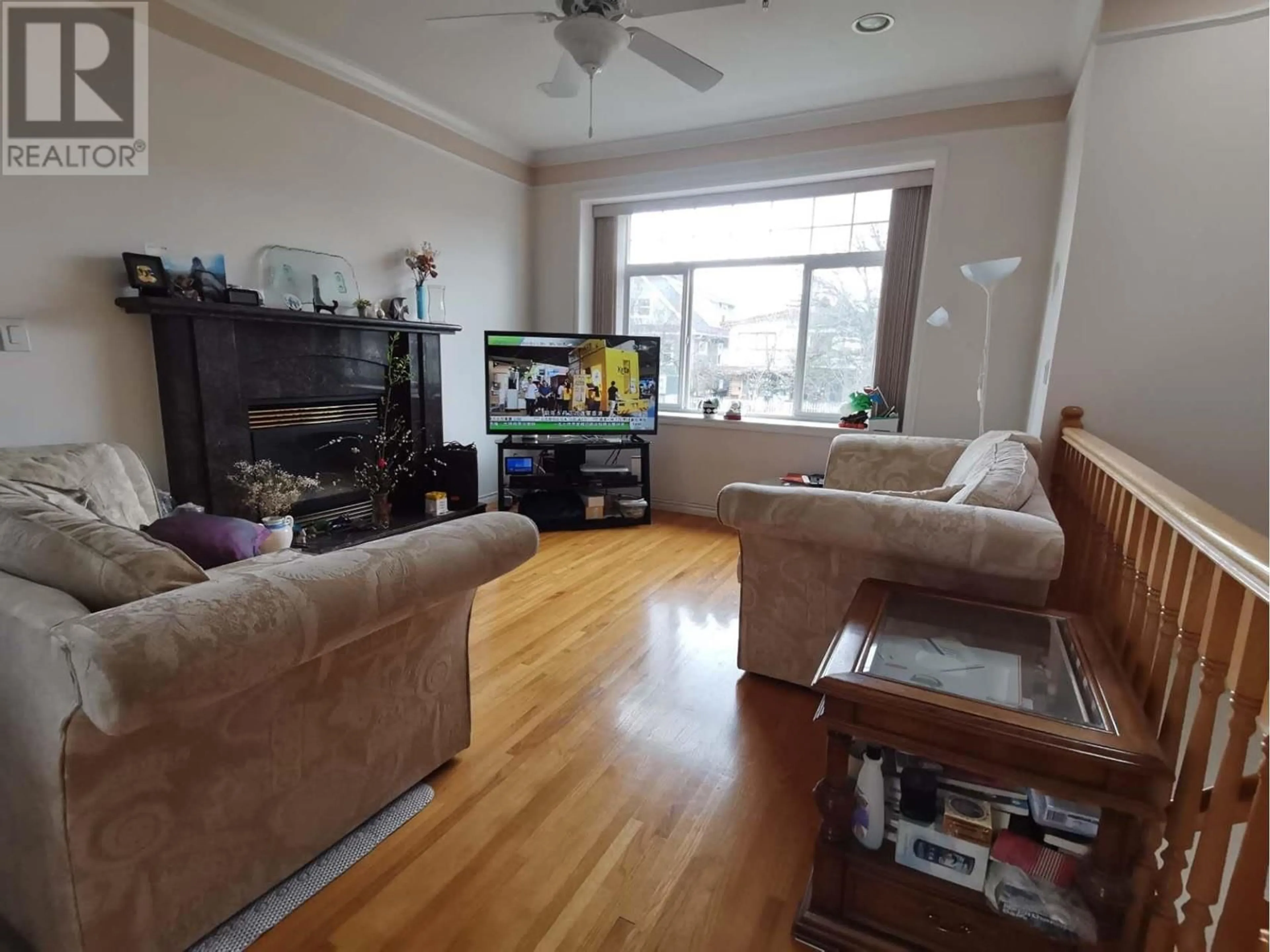 Living room with furniture, wood/laminate floor for 2722 VENABLES STREET, Vancouver British Columbia V5K2R6