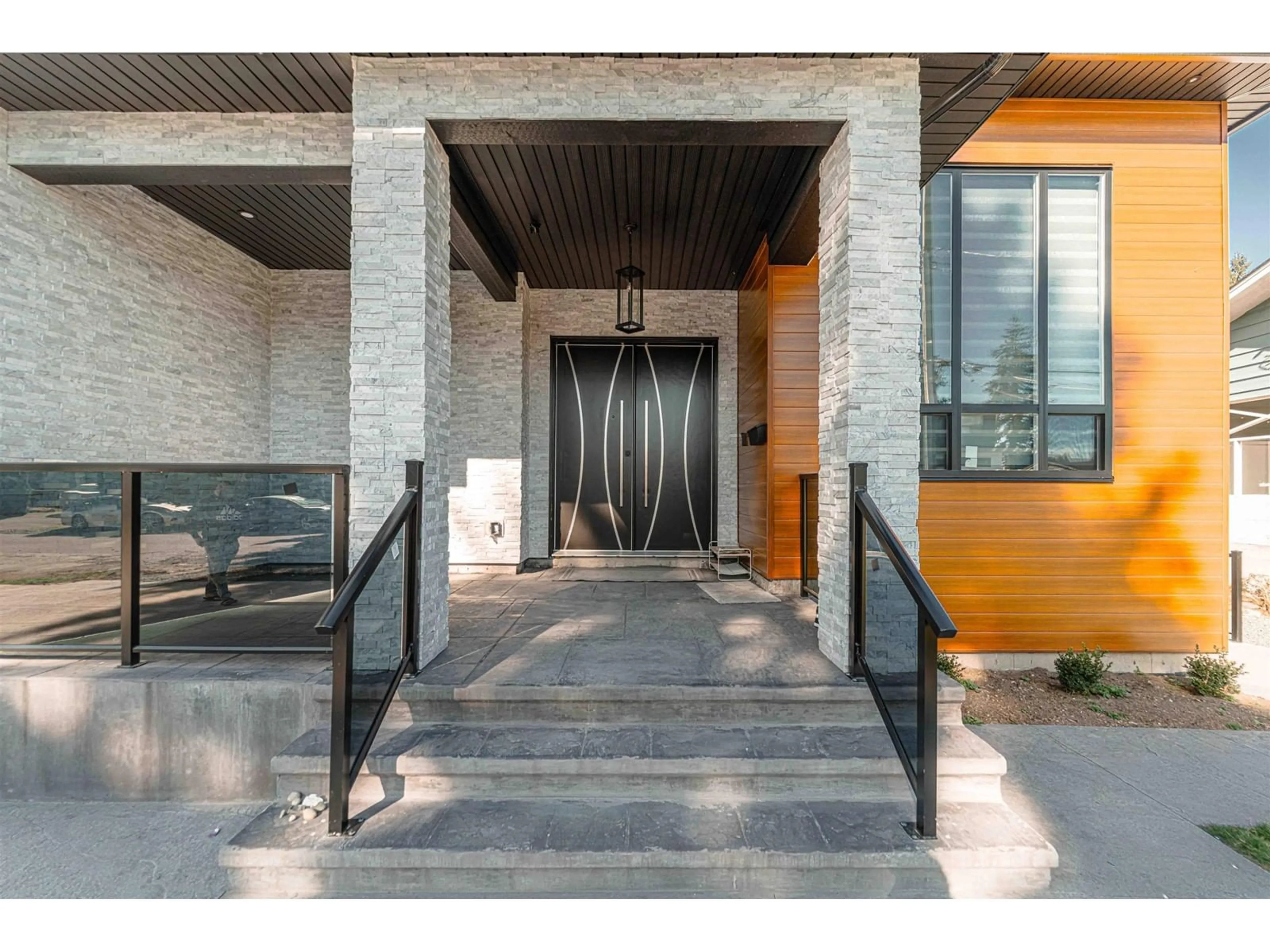 Indoor foyer for 32211 AUTUMN, Abbotsford British Columbia V2T1P4