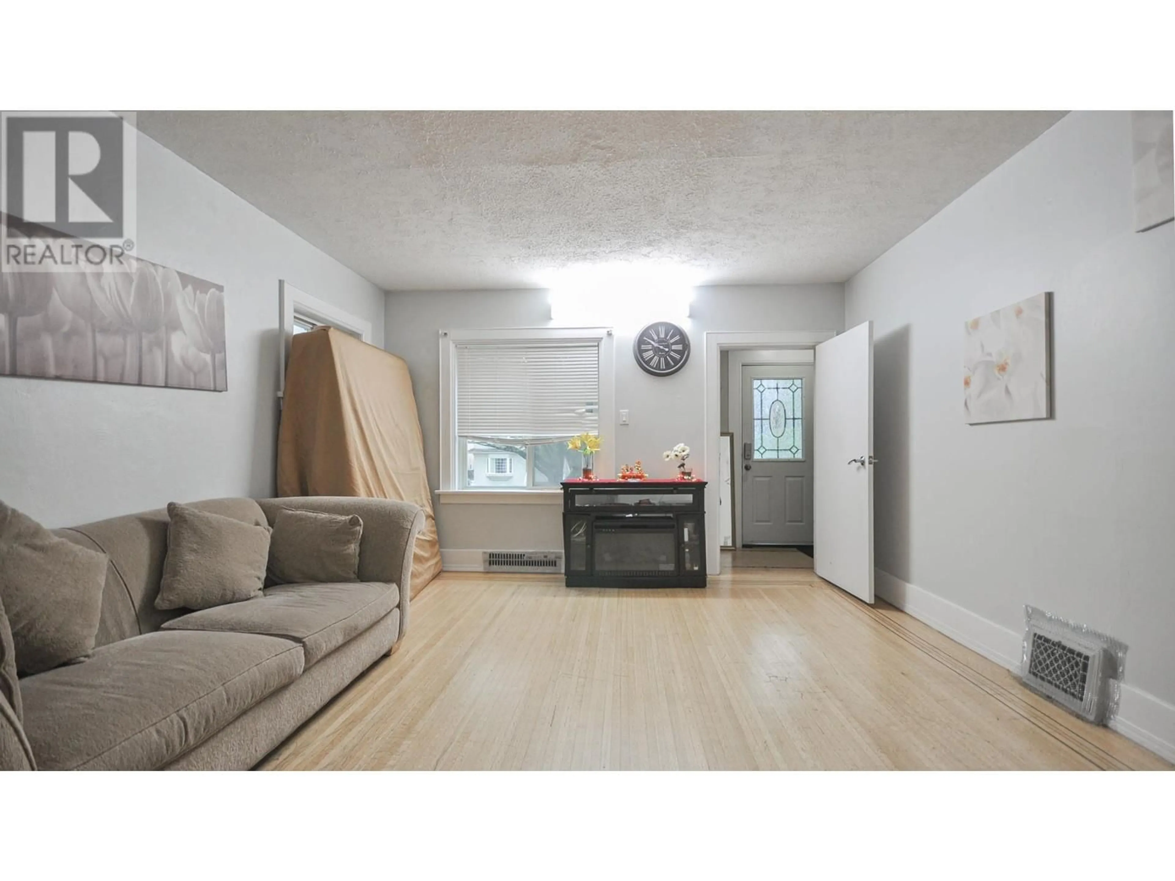 Living room with furniture, wood/laminate floor for 1342 E 24 AVENUE, Vancouver British Columbia V5V2B7