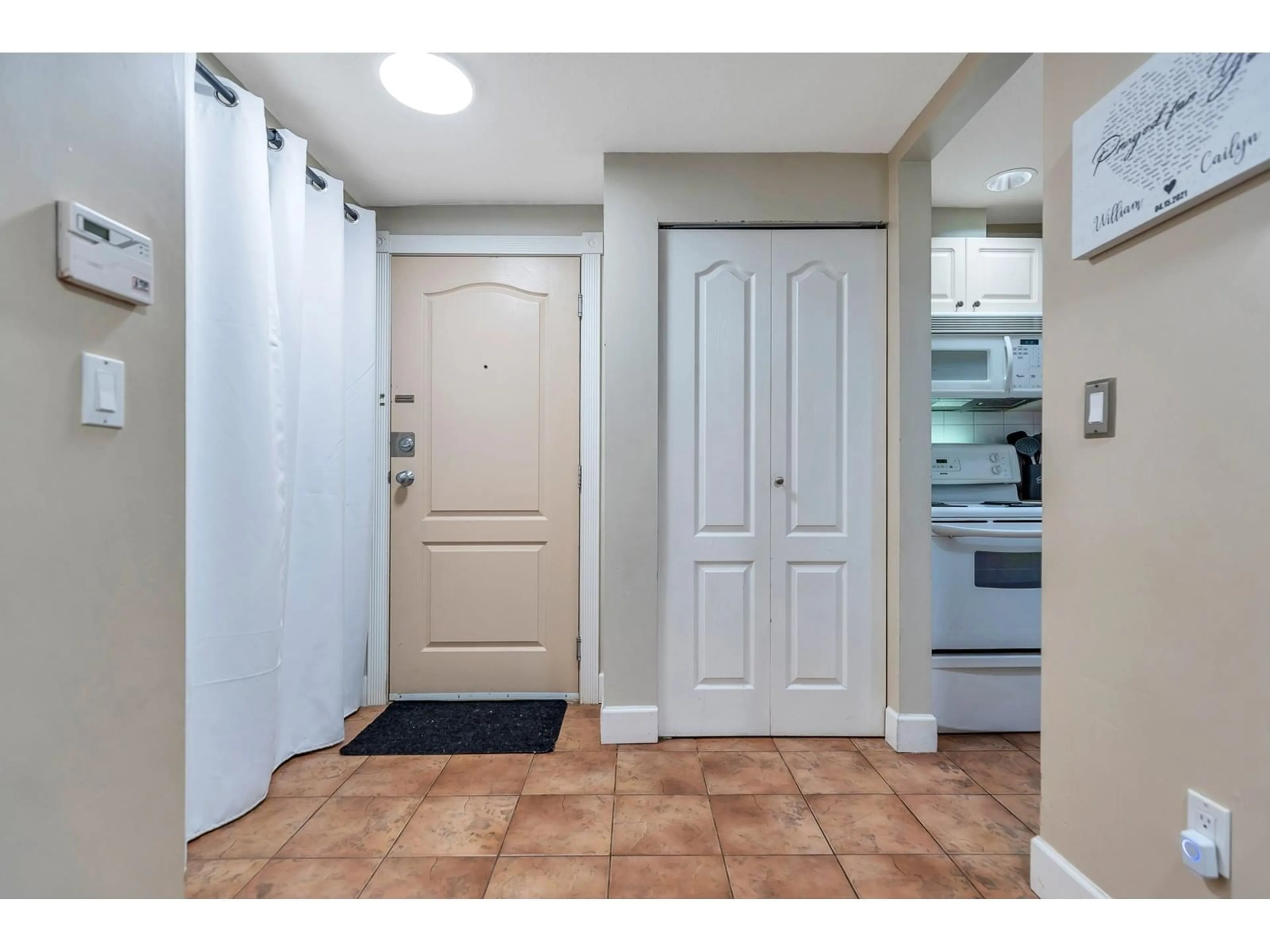 Indoor entryway for 409 - 14377 103, Surrey British Columbia V3T5V5