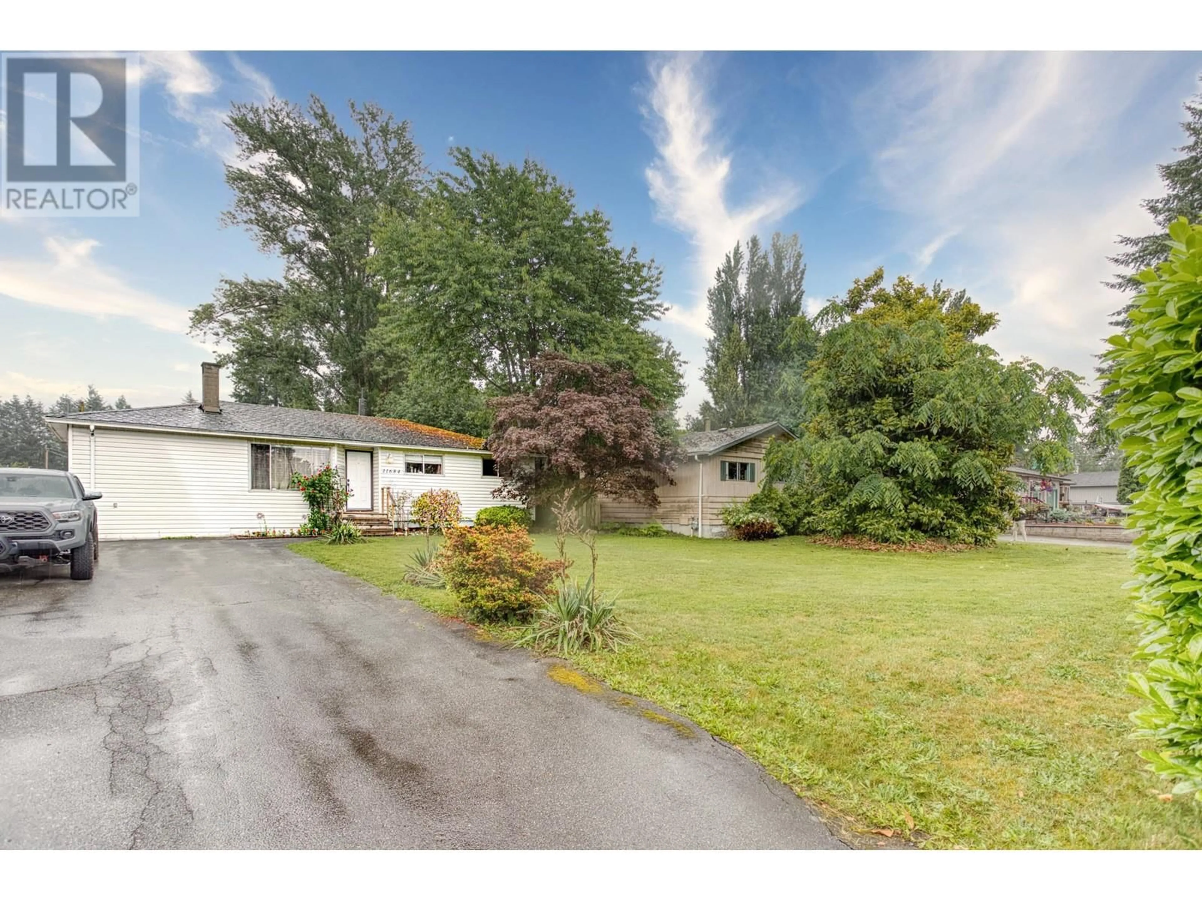 A pic from outside/outdoor area/front of a property/back of a property/a pic from drone, street for 11684 210 STREET, Maple Ridge British Columbia V2X4Y1