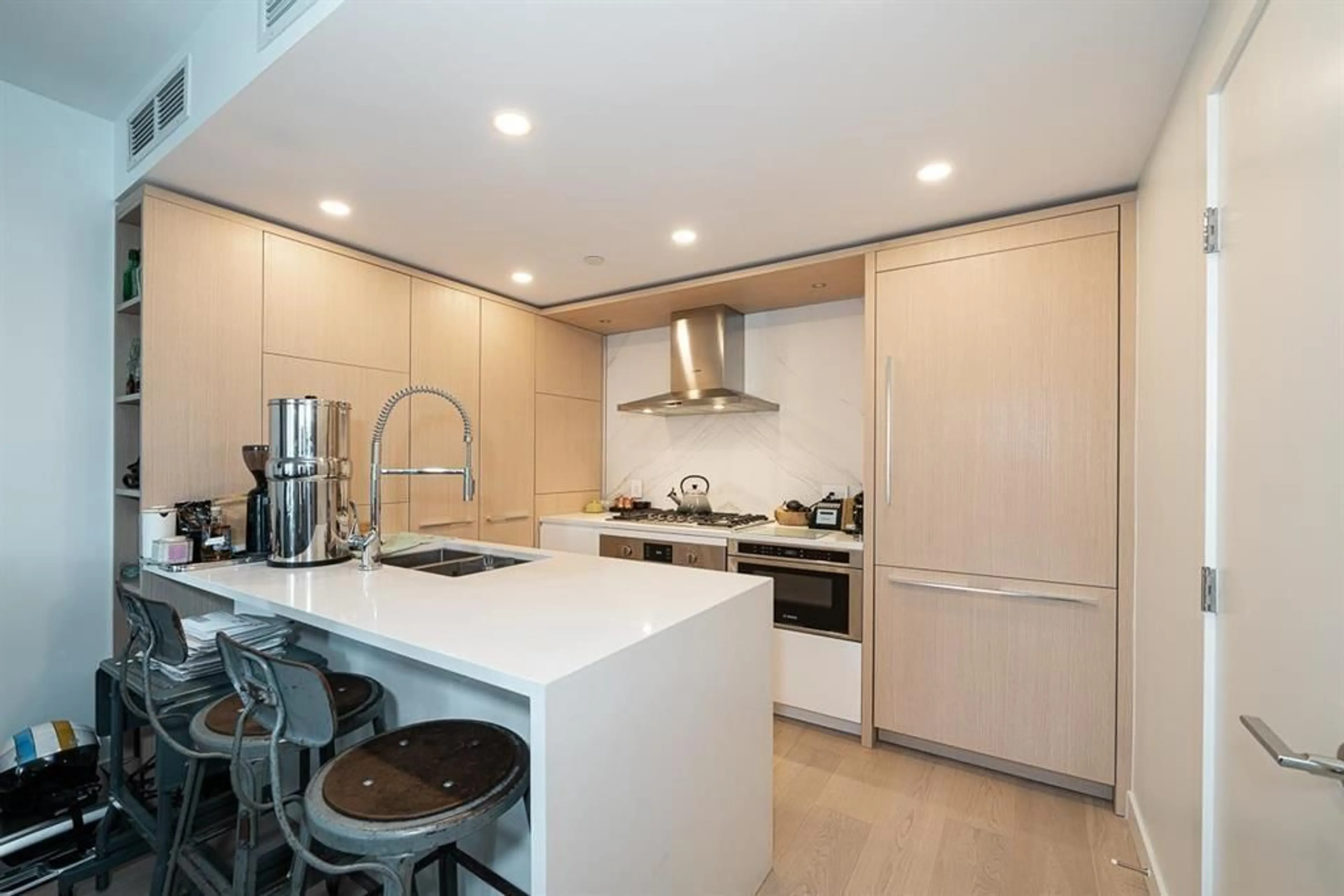 Contemporary kitchen, unknown for 104 - 15165 THRIFT, Surrey British Columbia V4B0C1